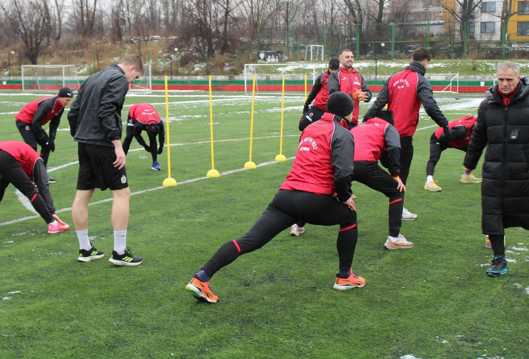 Промяна в контролите на Ботев (Ихтиман) по време на зимната подготовка Настъпи лека промяна в програмата с контролите по време на зимната подготовка на Ботев (Ихтиман). Вместо планираната проверка на 31 януари (събота) срещу дубъла на Септември (София), ихтиманци ще премерят сили срещу първия отбор на Септември на 1 февруари (неделя). Двубоят с Национал (София), който е тази сряда (28 януари), ще бъде от 14:00 часа, като домакин е отборът на Национал София. ПРОГРАМА, ЗИМНА ПОДГОТОВКА 10.01. Първа тренировка 17.01., Ботев (Ихтиман) – Хебър 0:3 24.01., Спортист (Своге) – Ботев (Ихтиман) 5:3 28.01., Ботев (Ихтиман) – Национал (София) (14:00 часа) 01.02., Ботев (Ихтиман) – Септември (София) 07.02., Ботев (Ихтиман) – Пирин (Разлог) 14.02., Ботев (Ихтиман) – Сливнишки герой Сезонът в Югозападната Трета лига се подновява на 21 февруари, като в първия кръг тимът е гост на ФК Кюстендил.