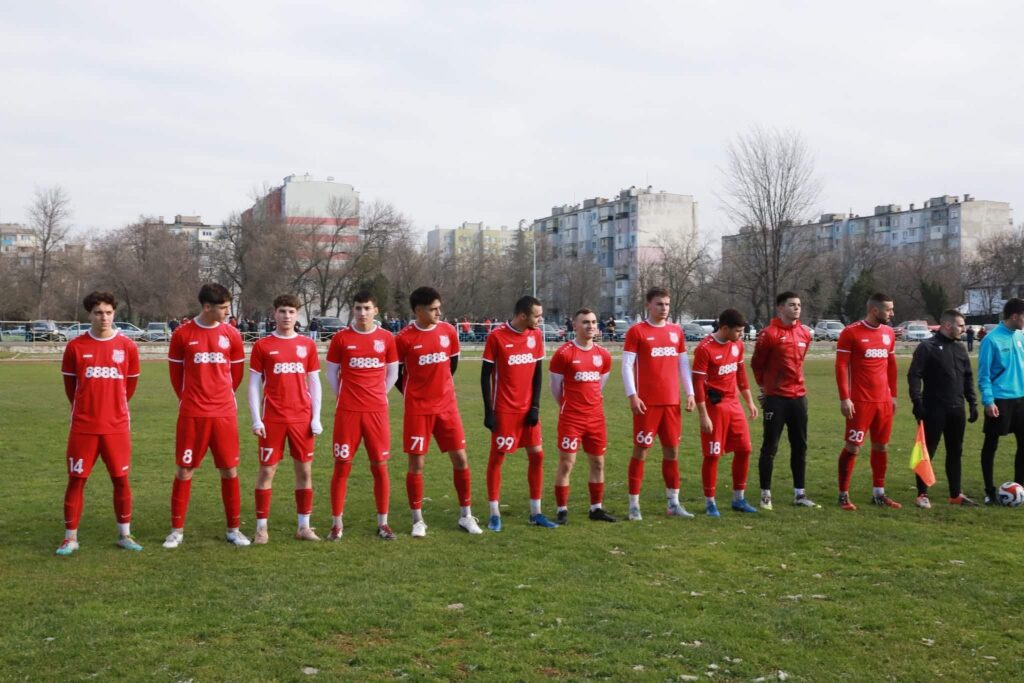 ОФК Хасково ще трябва да играе срещу четвъртия в класирането на Югоизточната Трета лига Марица (Милево) в междуобластен полуфинал за Купата на Аматьорската лига. Жребият, теглен по обяд днес, не беше благосклонен към "червените" и им отреди най-високо класирания възможен опонент. Другите два тима в потока са 12-ият след есенния дял в шампионата Родопа (Смолян) и четвъртодивизионният Върбица (Бенковски), срещу когото хасковлии вече играха за Купата на България и спечелиха с 2:0 в кърджалийското село. Победителите от двата полуфинала ще се срещнат във финална битка, която ще определи първенецa в поток Пловдив/Смолян/Хасково/Кърджали. Той пък ще играе на големия финал на Югоизточна България срещу победителя в другия поток, в който са отборите на Розова долина (Казанлък), Созопол, Загорец (Нова Загора) и защитаващият отличието си Ямбол. Мачът между Хасково и Марица (Милево) е насрочен за 7 февруари, събота. Това ще бъде последният двубой за "червените" преди подновяването на първенството в Югоизточната Трета лига. Пълен списък с двубоите на ОФК Хасково преди първия кръг от пролетния полусезон: 17 януари – Димитровград – Хасково – 2:1 24 януари – Загорец (Нова Загора) – Хасково – 2:4 31 януари – Хасково – Несебър 7 февруари – мач за Купата на Аматьорската лига