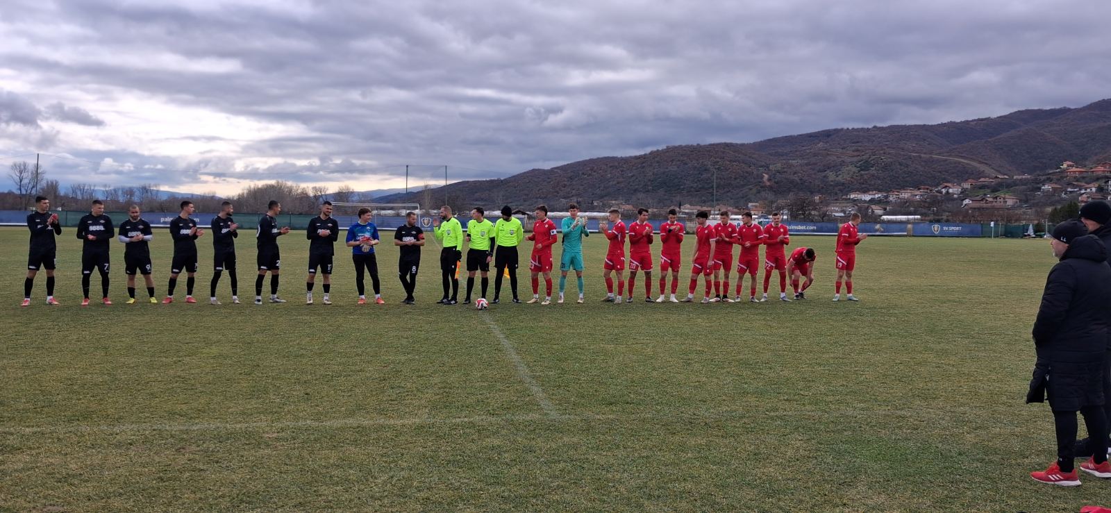 Септември (Симитли) отстъпи с 0:1 на ЦСКА II в контролна среща Септември (Симитли) загуби с 0:1 от втородивизионния ЦСКА II в третата си контрола от началото на подготовката. Срещата се игра днес в село Вълково, където "червените" провеждат своя лагер. Отборът от Симитли направи полезна проверка и владееше топката през по-голямата част от първото полувреме. При една добре организирана атака Слави Косов центрира към Симеон Димитров, който прати топката в мрежата, но страничният съдия вдигна флага за засада. При друга възможност Добромир Панчаревски напредна по десния фланг и опита диагонален удар, който бе блокиран от защитник на "армейците". След самостоятелен рейд по левия фланг Красимир Великов опита да изпробва рефлекса на вратаря на "червените", но топката се спря встрани от мрежата. Полувремето завърши при резултат 0:0. Второто полувреме започна с високо темпо и за двата отбора. При една ситуация в центъра на терена нарушение срещу футболист на Септември бе подминато от главния съдия, след което нападател на дубъла на ЦСКА се озова очи в очи с вратаря на гостите Владимир Николов и прати топката в мрежата. Две минути по-късно последва отсъдена дузпа за ЦСКА II, която бе пропусната. Септемврийци опитаха да се върнат в мача, създадоха няколко корнера пред вратата на "червените" и имаше няколко нарушения в зоната около наказателното поле, но ЦСКА II удържа минималната преднина до края на срещата. В следващата си контрола Септември ще се изправи срещу Струмска слава (Радомир). Пълен списък с приятелските мачове на Септември по време на зимната подготовка: 21 януари – Септември – Банско тийм – 3:1 24 януари – Септември – Кюстендил – 1:0 27 януари – ЦСКА II – Септември - 1:0 30 януари – Септември – Струмска слава (Радомир) ??? – Беласица (Струмица) – Септември