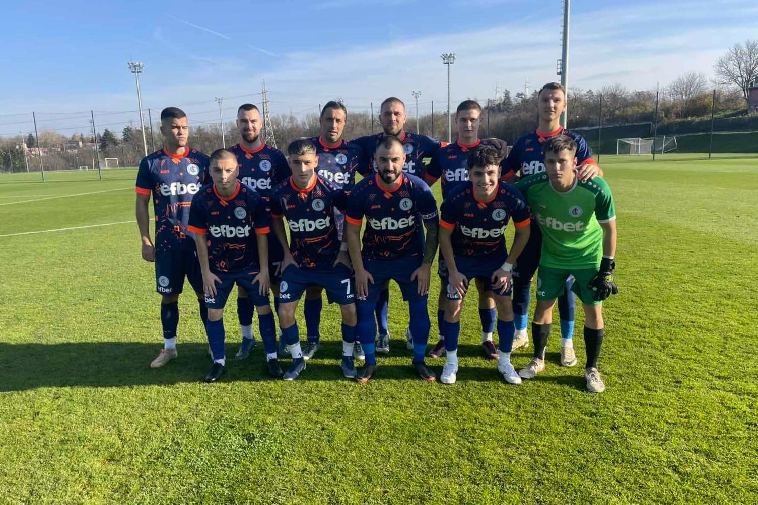 Светкавица стартира пролетния дял на 28 февруари срещу Черноломец Светкавица (Търговище) ще започне участието си през пролетния полусезон на 28 февруари. За този ден е насрочен двубоят срещу Черноломец (Попово) от 20-ия кръг на Североизточната Трета лига. Шампионатът се подновява седмица по-рано с мачовете от 19-ия кръг, но тогава тимът, който заема последното място в класирането, почива по програма. Първоначално по календара Светкавица трябваше да гостува в Попово, но отборите размениха домакинствата си и срещата вече ще се играе на стадион "Димитър Бурков" в Търговище. В среща от втория кръг на сезон 2025/26 Черноломец разгроми Светкавица с 6:1 в Попово.