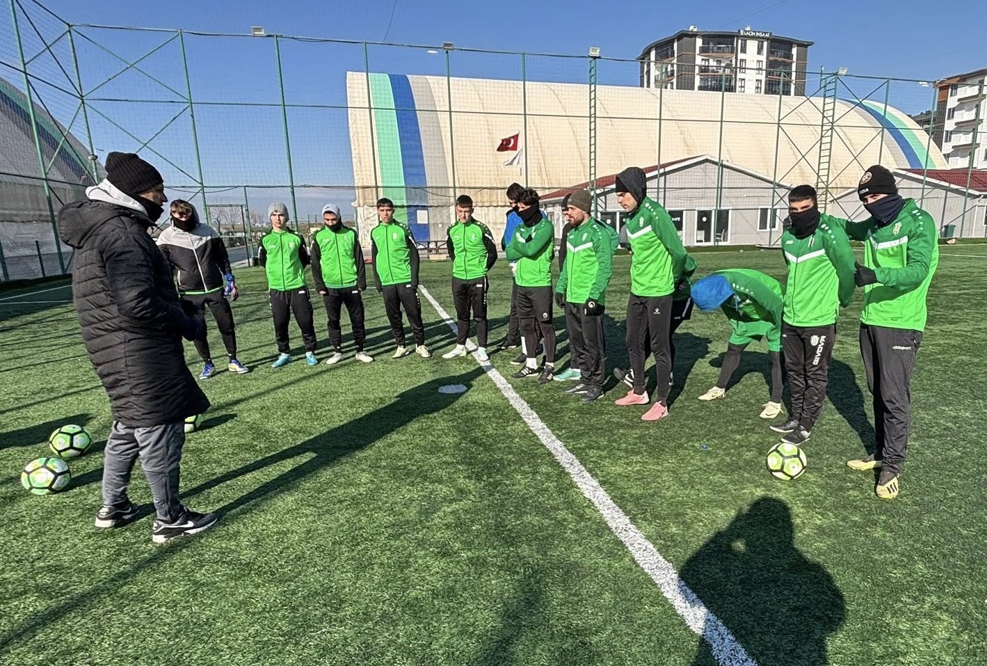 Бенковски (Исперих) проведе лагер в Турция като част от зимната си подготовка преди подновяването на сезона в Североизточната Трета лига. Тимът изигра две контролни срещи с местни отбори, в които записа победа и равенство. "Изключително съм доволен от престоя ни в Турция. Условията бяха добри, всичко беше на ниво. Смятам, че изиграхме две полезни контроли, за да сработим още по-добре състава. Футболистите също са доволни от лагера. Изключителни благодарности на цялото ръководство на клуба начело с президента Стефан Крачунов, който бе до нас неотлъчно през цялото време. Както на кмета на Исперих Белгин Шукри и цялата спортна общественост", коментира старши треньорът Николай Кънчев пред официалния сайт на Бенковски Исперих. "В първата контрола срещнахме малко по-слаб противник, но вторият съперник бе участник в еквивалентната наша Трета лига. Само че с малката подробност - привлекли са футболист, на когото са дали трансферна сума! Говорим за отбор от тяхната четвърта дивизия, която се равнява на нашата Трета лиг... Така че сами разбирате каква е разликата. Ние обаче наистина категорично ги надиграхме, пропуснахме дузпа в началото на мача, Янчо Андреев излезе сам срещу вратаря - първото полувреме трябваше да реализираме минимум 2-3 гола", добави още наставникът. "В България продължаваме да следваме плана си, остават ни няколко контроли и подновяваме сезона със сериозни амбиции", завърши Николай Кънчев. ПРОГРАМА 18 януари, Бенковски – Ергене Генчлербирлиги 3:0 20 януари, Бенковски – Капаклъспор 2:2 31 януари, Бенковски – Фратрия II 1 февруари, Бенковски – Рилци 7 февруари, Бенковски – Академик (Свищов) На 14 февруари Бенковски (Исперих) гостува на Черноморец (Балчик) в 1/2‑финал за Купата на Аматьорската лига, като с този мач реално се открива пролетният дял на сезона за тима.