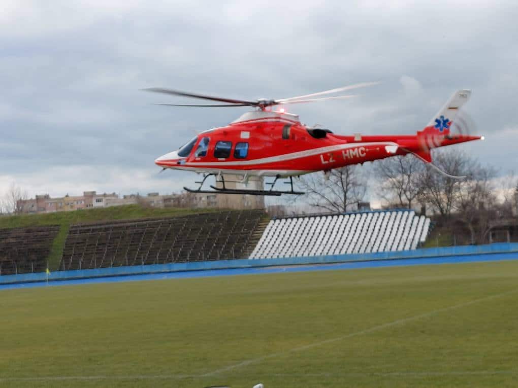 ФК Ямбол 1:1 ОФК Несебър — контролата прекратена заради медицински хеликоптер ФК Ямбол и ОФК Несебър завършиха при равенство 1:1 в контролна среща, играна на Градския стадион в Ямбол. Единственото попадение за домакините бе дело на Иван Тошев. В 75-ата минута двубоят бе преждевременно прекратен, тъй като теренът трябваше да бъде освободен за кацане на медицински хеликоптер. Той бе задействан, за да транспортира 5-годишно дете от Ямбол до Пловдив. Детето първоначално е било докарано със спешна помощ от Елхово до ямболската болница „Св. Пантелеймон“. Прието е с гърчова симптоматика, а след преглед от педиатър и извършени изследвания е установено, че е с грип тип А, усложнен с възпалителен процес, със съмнение за енцефалит. Въпреки че гърчовете са били овладени, медицинските специалисти са преценили, че съществува риск състоянието на детето да се влоши при продължителен автомобилен транспорт. Поради това е взето решение за въздушен медицински транспорт, с цел по-бързо и по-безопасно придвижване. Всички в Ямбол се молим детето да се възстанови и всичко да бъде наред!