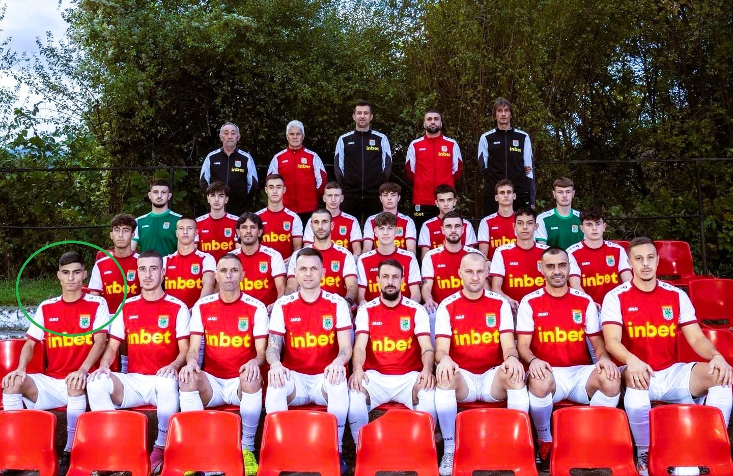 Говорят, че е целунат от Господ — притежава впечатляващ талант и пред него се откриват големи перспективи. Остава само да разгърне потенциала си и да направи правилните стъпки. Става дума за Митко Панов. Роден на 19 януари 2006 г., той току-що навърши 20 години, а вече има изиграни мачове в Първа лига. Митко е продукт на школата на Ботев (Враца). Още в детско-юношеските формации се откроява като един от най-талантливите играчи — треньорите и специалистите виждат качества и той ги показва на терена. Не е случайно, че често е сред лидерите на съставите, в които играе, дори носи капитанската лента. С течение на времето интересът към „диаманта“ расте и редица детско-юношески школи подават оферти. Любопитното е, че вниманието към Панов не спира в България — италиански клубове, сред които Интер, следят развитието му, което е доказателство за потенциала му. Въпреки това офертите са отклонени за момента и той концентрира усилията си в трупането на опит при мъжете: първо в Ботев (Враца), където играе за втория отбор и е приет в състава на първия тим. Старши треньорът Венци Иванов преценява, че Митко има нужда да се калява в тежките двубои на мъжкия футбол и го привлича в Ком (Берковица). Втори сезон той е постоянна част от тима. „Много интересен футболист, със сигурност има огромни качества. Не е чист нападател, дори може да играе като ляв халф бек. Има обаче асистенции, притежава и голов нюх. Рядко се срещат момчета на неговата възраст с толкова поливалентни качества“, коментира Венци Иванов. През есенния полусезон Панов реализира 5 гола в 11 срещи и изглежда вероятно през пролетта да увеличи головата си сметка. „Само и единствено зависи от него накъде ще продължи във футбола. Да, трябва и късмет, но основното е работа... много работа. Опитвам се да ги науча да бъдат отговорни, дисциплинирани и уважителни хора, защото преди футбола, те са хора. Искам да са достойни хора“, добавя още наставникът на Ком (Берковица). Освен като състезател, Митко съчетава кариерата си с ролята на треньор в детско-юношеската школа на Ботев (Враца). Макар и само на 20 години, той вече е пример, който заслужава внимание и може да бъде последван.