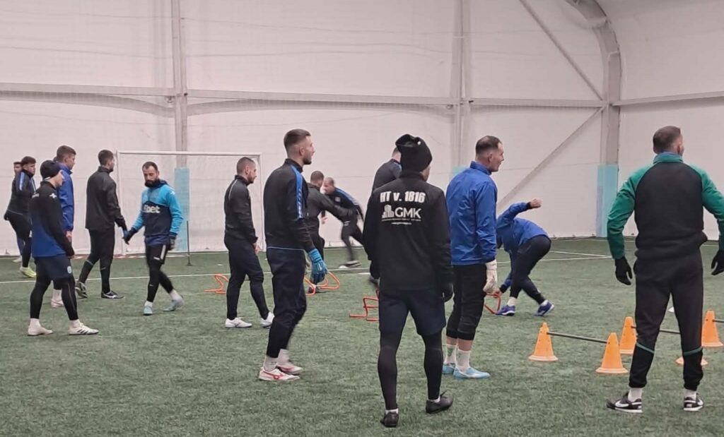 ОФК Костинброд гостува на Национал (София) на 31 януари ОФК Костинброд ще изиграе следващата си приятелска среща от зимната подготовка в събота, 31 януари, от 17:00 часа. Съперник ще бъде лидерът в "А" Областна група София-столица – Национал (София). Двубоят ще се проведе на стадиона на Национална спортна академия "Васил Левски". Това ще бъде трета контролна среща за "сините" през зимата. До момента тимът има записани една победа и едно поражение. Списък с приятелските мачове на ОФК Костинброд от зимната подготовка: 17 януари – Септември II – Костинброд – 4:2 24 януари – Костинброд – Славия II – 1:0 31 януари – Национал (София) - Костинброд, 17:00 часа, стадион НСА 7 февруари – Костинброд – Витоша (Долна Диканя) 14 февруари – Костинброд – Ком (Берковица)