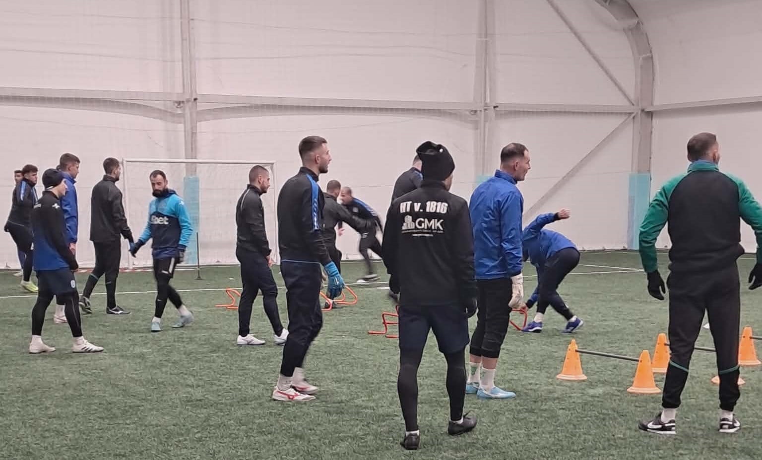 ОФК Костинброд гостува на Национал (София) на 31 януари ОФК Костинброд ще изиграе следващата си приятелска среща от зимната подготовка в събота, 31 януари, от 17:00 часа. Съперник ще бъде лидерът в "А" Областна група София-столица – Национал (София). Двубоят ще се проведе на стадиона на Национална спортна академия "Васил Левски". Това ще бъде трета контролна среща за "сините" през зимата. До момента тимът има записани една победа и едно поражение. Списък с приятелските мачове на ОФК Костинброд от зимната подготовка: 17 януари – Септември II – Костинброд – 4:2 24 януари – Костинброд – Славия II – 1:0 31 януари – Национал (София) - Костинброд, 17:00 часа, стадион НСА 7 февруари – Костинброд – Витоша (Долна Диканя) 14 февруари – Костинброд – Ком (Берковица)