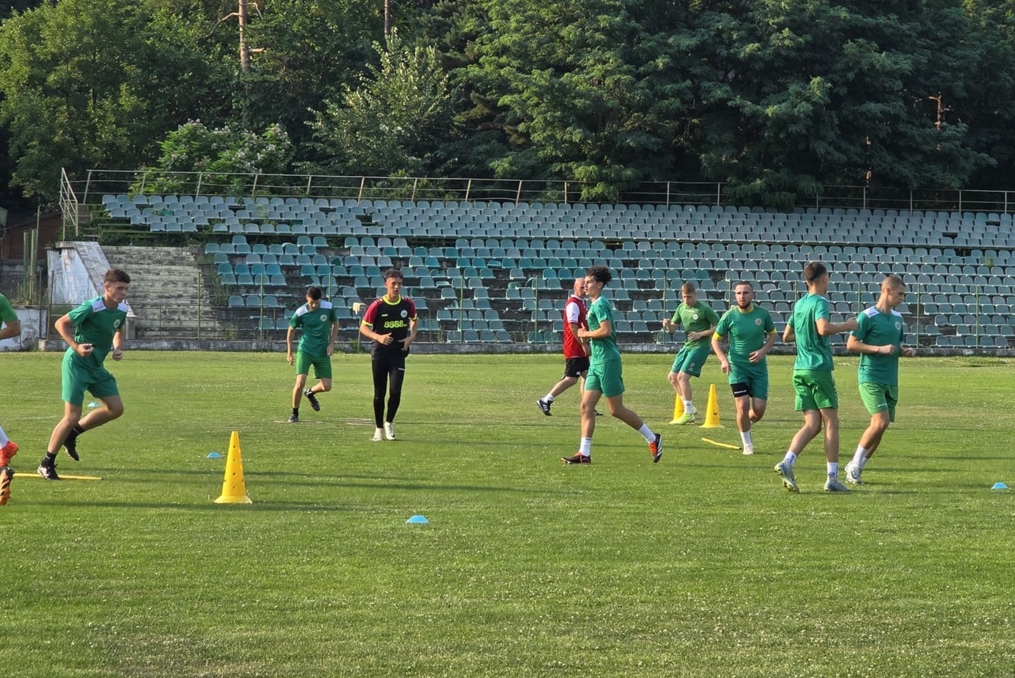 Пирин (Гоце Делчев) очаква първата контрола от зимната подготовка Пирин (Гоце Делчев) е на път да изиграе първата си контролна среща от зимната подготовка. Проверката е планирана за събота (31 януари) и при нормални условия ще се проведе в Кюстендил от 14:00 часа срещу ФК Кюстендил. Първата проверка с ФК Банско така и не се състоя заради влошените метеорологични условия, след като бе насрочвана два пъти. След почти 20 дни подготовка тимът, воден от старши треньора Радослав Джугданов, ще изиграе първия си спаринг — ако, разбира се, времето го позволи. ПРОГРАМА 12 януари — Първа тренировка 28 януари — Пирин (ГД) – ФК Банско — ОТМЕНЕНА 31 януари — ФК Кюстендил - Пирин (ГД) (в Кюстендил) 4 февруари — Пирин (ГД) – Пирин (Разлог) 7 февруари — Търси се противник Много вероятно е сезонът за Пирин (Гоце Делчев) да започне на 14 февруари с отложения мач срещу ОФК Костинброд. Пролетният дял на сезона стартира на 21 февруари, когато гоцеделчевци гостуват на дубъла на Септември (София).