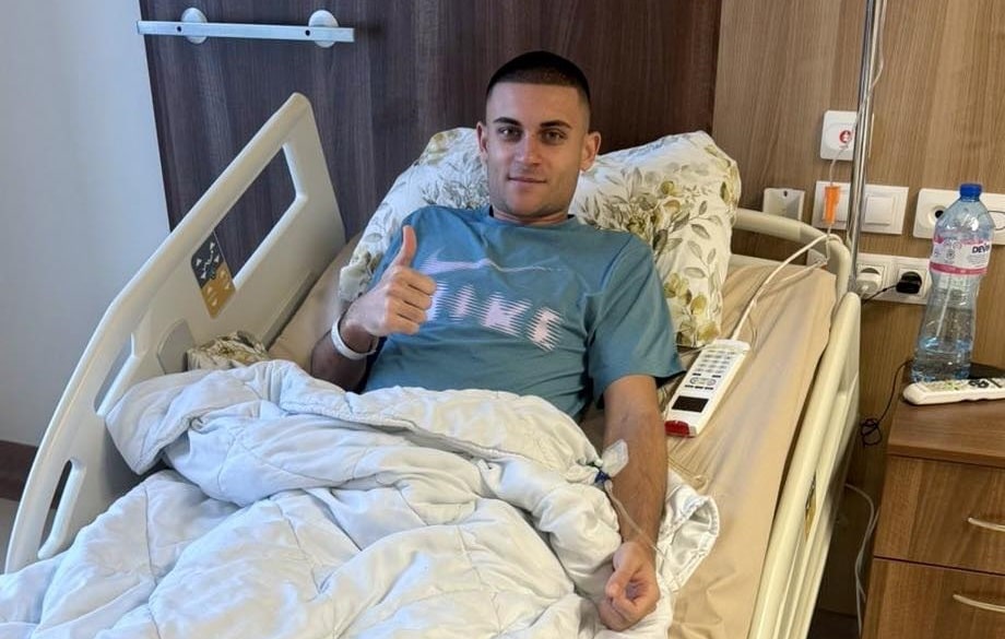 Николай Трифонов премина успешно операция на коляното Нападателят на Черноморец (Балчик) Николай Трифонов, един от водещите голмайстори на отбора от есента, премина успешно операция на коляното за скъсана предна кръстна връзка. Интервенцията беше извършена от д-р Бисер Бочев в Acibadem City Clinic, град София. Изказваме искрена благодарност на всички в болницата за професионализма и грижата. Ники вече е в период на възстановяване и рехабилитация. Пожелаваме му бързо и пълно възстановяване, силен дух и още по‑силно завръщане на терена! Отборът е зад теб – чакаме те обратно, голмайсторе!