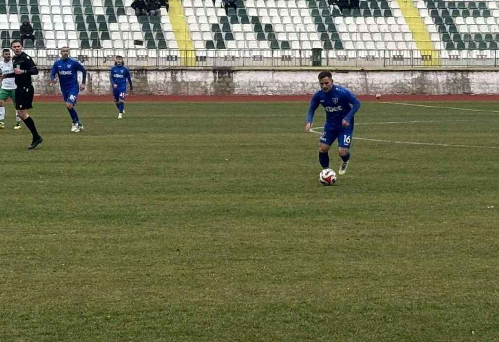 Струмска слава ще играе контролна среща със Септември (Симитли) Струмска слава ще изиграе втората си контролна среща от зимната подготовка. Радомирци ще се изправят срещу Септември (Симитли). Спарингът е в събота, 31 януари, от 12:00 часа и ще се проведе на стадиона в село Дрен. До момента Славата има само една контрола — равенство 1:1 срещу Вихрен. Планираната проверка с Пирин (Благоевград) на 23 януари бе отменена. ПРОГРАМА НА ПОДГОТОВКАТА 12 януари, Първа тренировка 17 януари, Вихрен – Струмска слава 1:1 23 януари, Струмска слава – Пирин (Благоевград) – ОТМЕНЕНА 31 януари, Струмска слава – Септември (Симитли) 4 февруари, Струмска слава – Левски II (София) 7 февруари, Струмска слава – ЦСКА II (София) 10 февруари, Струмска слава – Пирин (Разлог) 13 февруари, Струмска слава – Септември II (София) Местата и началните часове на контролите ще бъдат уточнени допълнително.