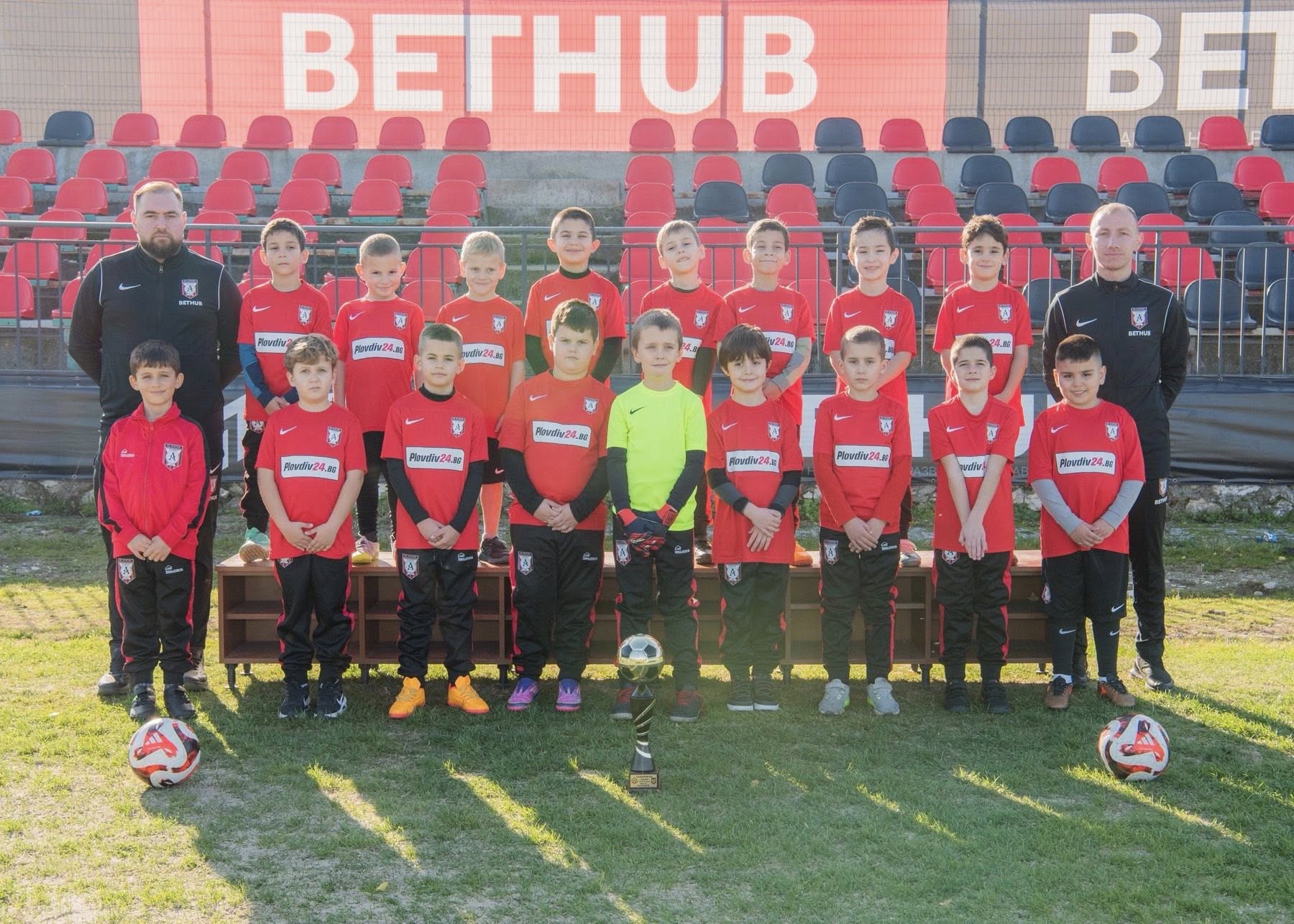 Атлетик (Куклен) продължава набиране на деца за всички възрастови групи Атлетик (Куклен) продължава да приема деца във всички възрастови групи. Ако искате да станете част от нещо специално, заповядайте при нас. Футболът е приключение, което може да даде много — при условие, че децата са отговорни, уважителни и дисциплинирани. Междувременно децата, родени през 2018, 2019 и 2020 година, вече проведоха първата си тренировка за новата 2026 година. Пожелаваме им здраве и постоянство — успехите ще дойдат сами!