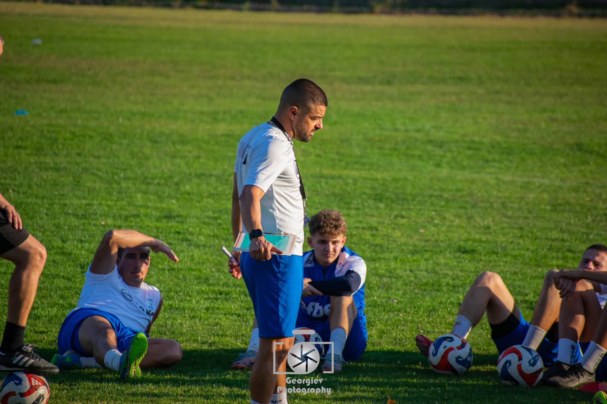 Германея приема ФК Банско в контролен мач Германея (Сапарева баня) ще приеме ФК Банско във втората си контрола от началото на зимната подготовка. Двубоят е на 31 януари (събота) от 12:00 часа в Сапарева баня. Тимът, воден от старши треньора Асен Нешев, вече изигра една контрола, в която разби Пирин (Разлог) с 5:1. ПРОГРАМА 24.01. Германея - Пирин Разлог 5:1 31.01. Германея - ФК Банско 7 февруари, Германея - Септември Симитли 14 февруари, Германея - ФК Кюстендил