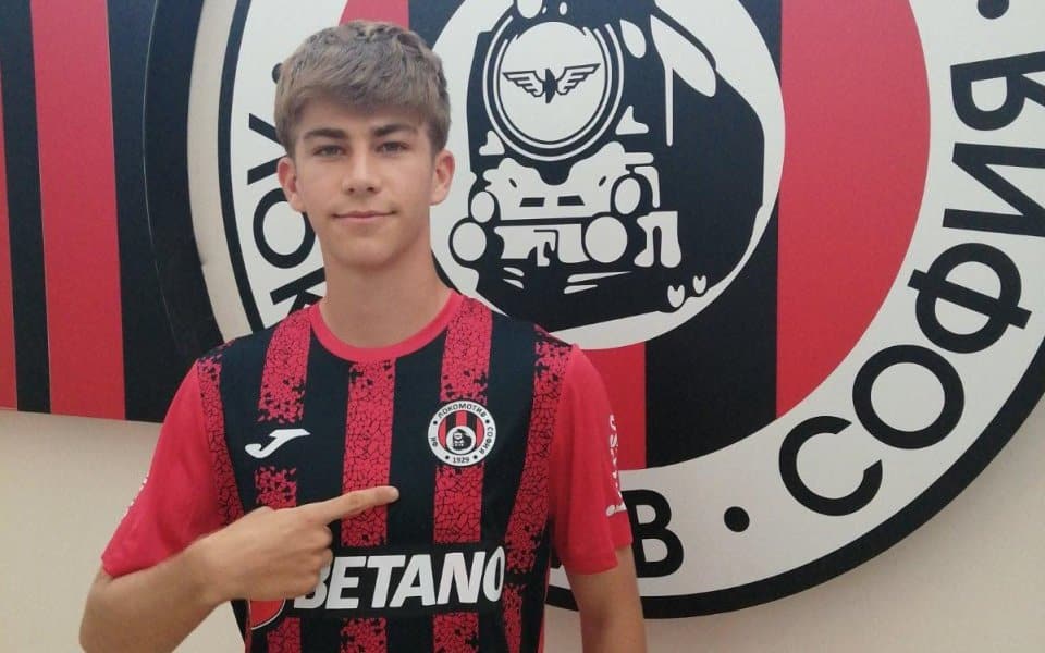 Германея (Сапарева баня) привлече Теодор Иванов Германея (Сапарева баня) обяви поредното си ново попълнение — полузащитникът Теодор Иванов, познат на футболната общественост от престоя си в Локомотив (София). Теодор е роден на 4 май 2004 година и играе като полузащитник. В детско-юношеска възраст се състезава за Левски, а след това и в школата на Локомотив София. Записва мачове и за първия отбор на железничарите в Първа лига, а през сезон 2024/2025 е в Марек (Дупница), където бе и през есента на 2025 година.