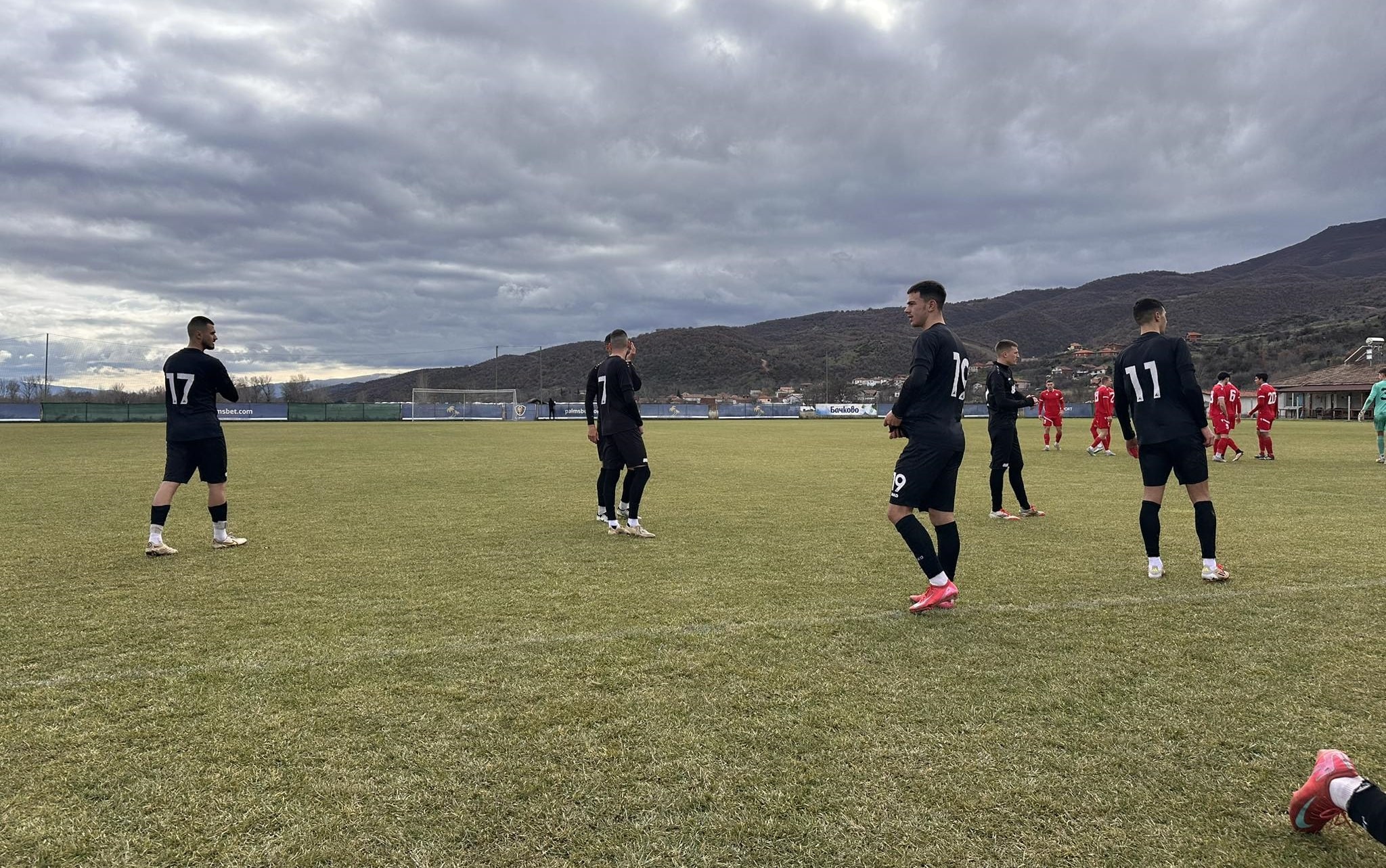 Трима футболисти на Септември (Симитли) пропускат контролата със Струмска слава Трима футболисти на Септември (Симитли) няма да вземат участие в утрешната контрола срещу Струмска слава (Радомир). Божидар Янков – вирусно заболяване Илиан Петров – вирусно заболяване Кристиян Михайлов – проблем с петата Двубоят е насрочен за 12:00 часа и ще се проведе в село Дрен. Пожелаваме успех на септемврийци!