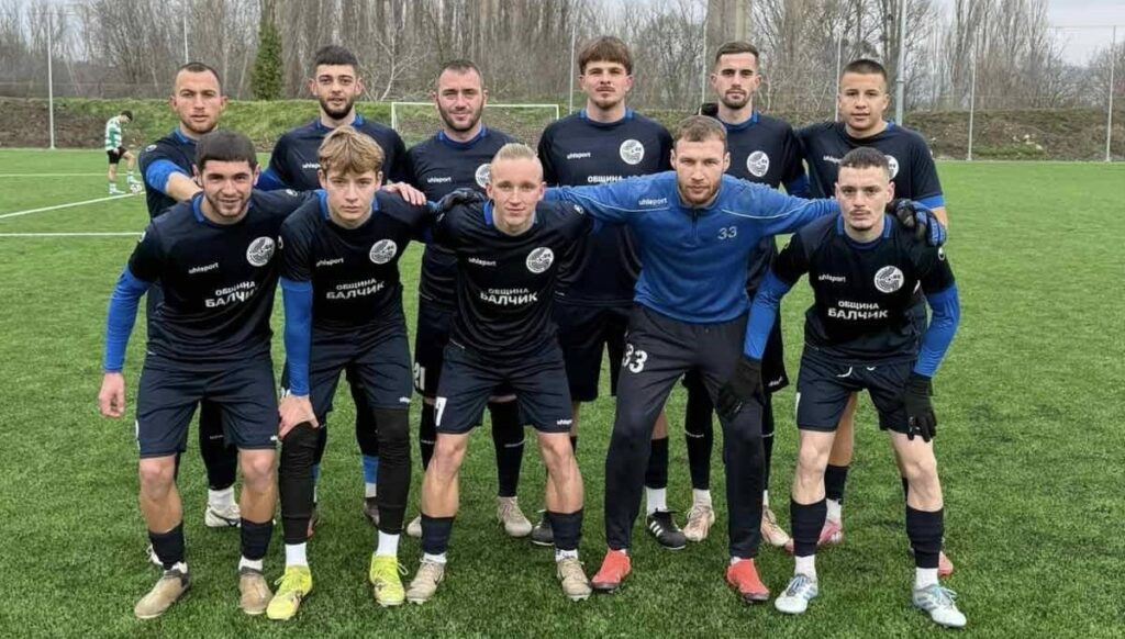 Трима футболисти от школата на Черноморец (Балчик) взеха участие в контрола срещу Черно море II Трима футболисти от школата на Черноморец (Балчик) играха в днешната контрола на тима срещу Черно море II (Варна). Като титуляр в срещата започна Калоян Стилянов, роден през 2009 година. Двама още по-малки футболисти, родени през 2011 година, също взеха участие — Божидар Василев и Мартин Тодоров, които влязоха в игра през второто полувреме. И тримата са местни състезатели. Мартин Янакиев и Борис Стойков пропуснаха днешния двубой поради контузии. Академията на Черноморец (Балчик) продължава да развива младите таланти и да им дава шанс за изява в първия отбор.