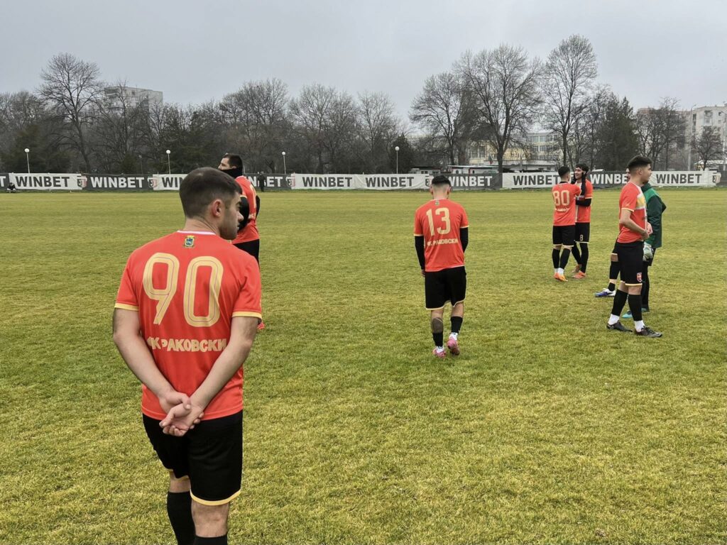 ФК Раковски загуби контрола с 0:1 от Локомотив II (Пловдив) ФК Раковски отстъпи с минималното 0:1 срещу дублиращия тим на Локомотив (Пловдив) в контролна среща, играна на стадион "Локомотив" в пловдивския парк "Лаута". Домакините започнаха агресивно и след натиск откриха резултата в 30-ата минута. След попадението нашият отбор пренесе играта в половината на съперника, а Марин Димитров остана сам срещу вратаря, но не успя да изравни. През второто полувреме треньорският щаб направи ротации и даде игрово време на всички налични състезатели. Влезлият като резерва вратар Милко Баданов се отличи с две впечатляващи спасявания, които запазиха резултата. До края темпото остана високо и отборът ни имаше още възможности да отбележи, но не успя да реализира. В следващата си контрола ФК Раковски ще гостува на тима на Садово. Мястото и часът на срещата ще бъдат уточнени допълнително. ПРОГРАМА 12 януари, Първа тренировка 17 януари, ФК Раковски – ФК Национал 2:3 24 януари, ФК Раковски – Марица Пловдив 1:1 31 януари, ФК Раковски – Локомотив II Пловдив 0:1 8 февруари, ФК Раковски – ФК Садово Часовете и местата на срещите ще бъдат уточнени допълнително.