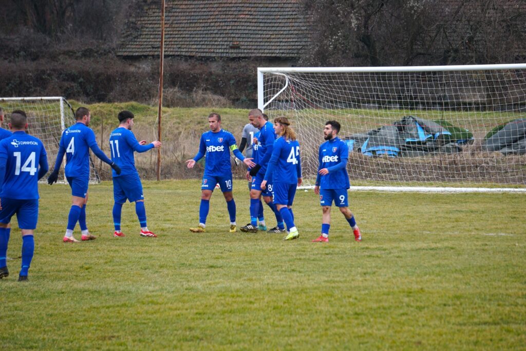 Струмска слава победи Септември (Симитли) с 5:0 в контролна среща Струмска слава записа убедителна победа над Септември (Симитли) с 5:0 във втората си контрола от зимната подготовка. Две от новите зимни попълнения се разписаха по два пъти — Деян Христов и Кристиян Слишков. Едно попадение добави Даниел Начев. Радомирци вече водеха с 3:0 на почивката. Слишков откри резултата в 10-ата минута, а Деян Христов реализира два гола в 22-рата и 33-тата минута. През втората част Начев покачи на 4:0 в 47-ата минута, а Слишков оформи крайното 5:0 в 57-ата. Следващата проверка на Струмска слава е на 4 февруари срещу дубъла на Левски (София). ПРОГРАМА НА ПОДГОТОВКАТА 12 януари, Първа тренировка 17 януари, Вихрен – Струмска слава 1:1 23 януари, Струмска слава – Пирин (Благоевград) – ОТМЕНЕНА 31 януари, Струмска слава – Септември (Симитли) 5:0 4 февруари, Струмска слава – Левски II (София) 7 февруари, Струмска слава – ЦСКА II (София) 10 февруари, Струмска слава – Пирин (Разлог) 13 февурари, Струмска слава – Септември II (София) Местата и началените часове на контролите ще бъдат уточнени допълнително.