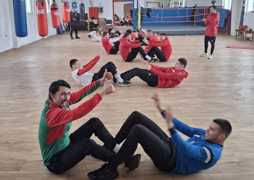 Въпреки снега: ОФК Хасково продължава подготовката Въпреки лошото време и обилния снеговалеж в Хасково, тимът ни не спира със своите занимания. Днес играчите проведоха тренировка в зала, тъй като първият официален мач е съвсем близо. Снегът е навън, характерът се гради вътре. ОФК Хасково не спира. Тренировките продължават!