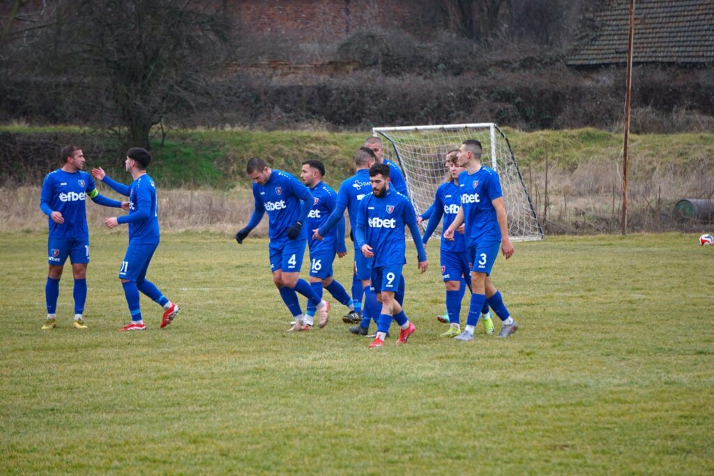 Доста натоварена програма чака Струмска слава (Радомир) в края на подготвителния лагер. В сряда (4 февруари) радомирци ще играят срещу дубъла на Левски. Контролата е от 13:00 часа на изкуствения терен на стадион "Георги Аспарухов". В събота (7 февруари) Струмска слава ще гостува на дубъла на ЦСКА — срещата е на Панчарево. Точният начален час ще бъде оповестен по-късно. ПРОГРАМА НА ПОДГОТОВКАТА 12 януари, Първа тренировка 17 януари, Вихрен – Струмска слава 1:1 23 януари, Струмска слава – Пирин (Благоевград) – ОТМЕНЕНА 31 януари, Струмска слава – Септември (Симитли) 5:0 4 февруари, Струмска слава – Левски II (София) 7 февруари, Струмска слава – ЦСКА II (София) 10 февруари, Струмска слава – Пирин (Разлог) 13 февруари, Струмска слава – Септември II (София) Местата и началните часове на контролите ще бъдат уточнени допълнително.