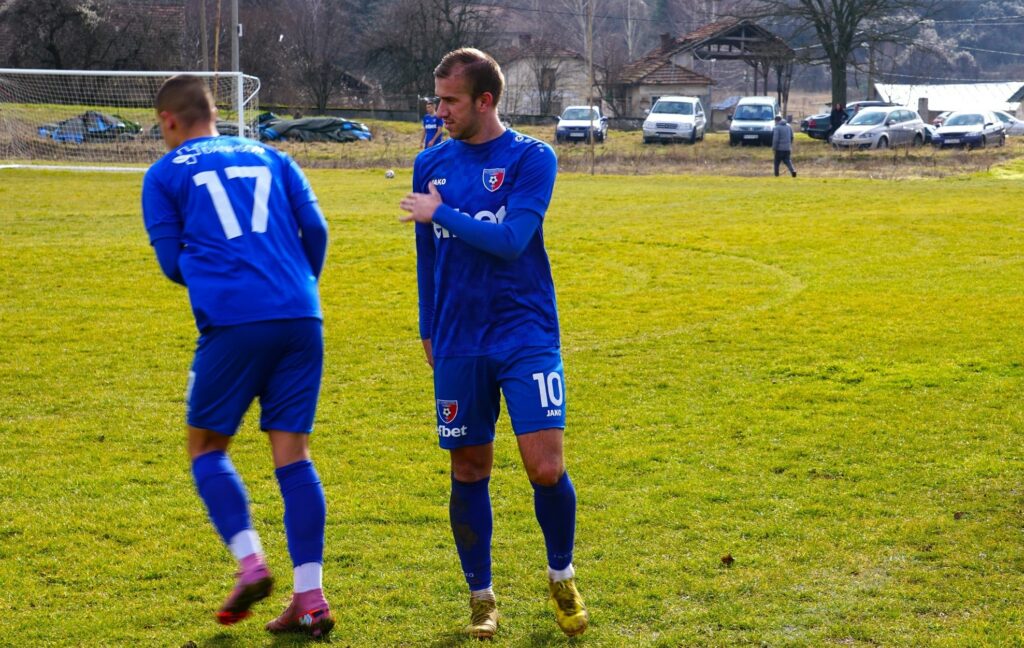 Струмска слава (Радомир) загуби с 1:2 от Левски II (София) в контролна среща, която се игра на изкуствения терен на стадион "Георги Аспарухов". Въпреки доминацията в притежанието на топката, домакините откриха резултата след попадение на Кристиян Йовов в 28-ата минута. При този резултат завърши първото полувреме. В 46-ата минута Йовов отново намери мрежата и покачи на 2:0. Почетното попадение за Славата реализира Стивът Манолов две минути преди края на мача. Следващата проверка за радомирци е срещу втория отбор на ЦСКА (София) в събота (7 февруари) на клубната база на "армейците" в Панчарево. ПРОГРАМА НА ПОДГОТОВКАТА 12 януари, Първа тренировка 17 януари, Вихрен – Струмска слава 1:1 23 януари, Струмска слава – Пирин (Благоевград) – ОТМЕНЕНА 31 януари, Струмска слава – Септември (Симитли) 5:0 4 февруари, Струмска слава – Левски II (София) 1:2 7 февруари, Струмска слава – ЦСКА II (София) 10 февруари, Струмска слава – Пирин (Разлог) 13 февруари, Струмска слава – Септември II (София) Местата и началните часове на контролите ще бъдат уточнени допълнително.