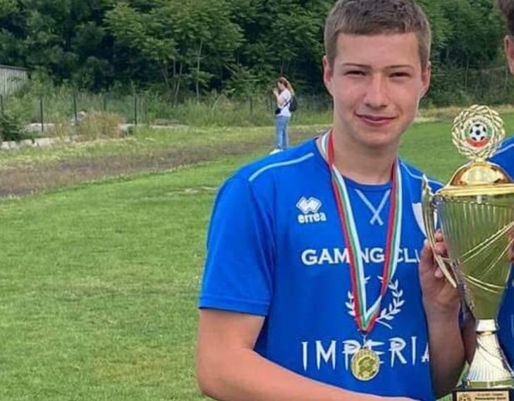 ФК Раковски представи Мартин Телбийски ФК Раковски обявява своето трето ново попълнение – Мартин Телбийски. Той е син на Иван Телбийски – дългогодишен състезател, който заедно с нас воюваше рамо до рамо в годините, когато отборът се подвизаваше в пета дивизия. 18-годишният Мартин Телбийски е продукт на школите на Ботев 2002 и Спартак Пловдив, с който спечели Зоналното първенство. Марти вече направи своя дебют при мъжете с отбора на ФК Секирово, а днес взе решение да се присъедини към ФК Раковски. Пожелаваме му здраве, без контузии и много голове с фланелката на ФК Раковски.