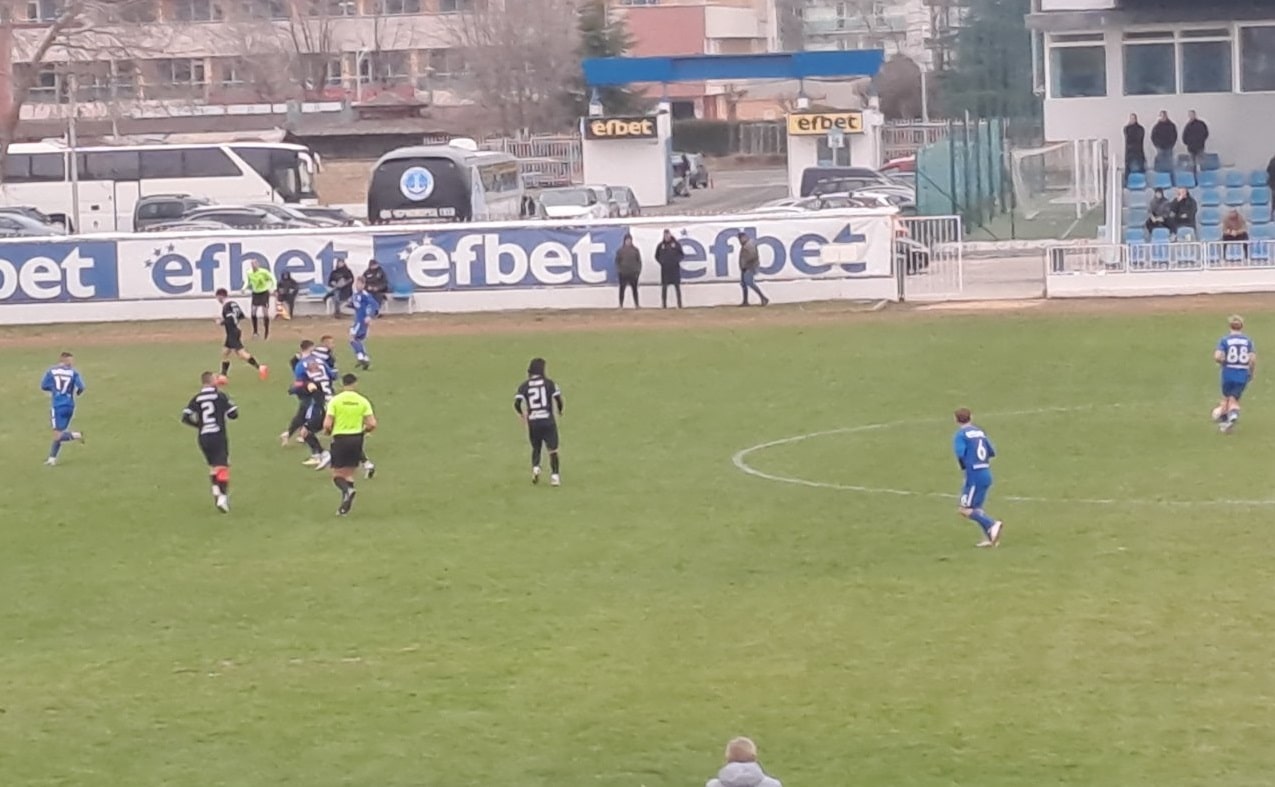 ОФК Несебър загуби от Черноморец (Бургас) с 0:3 ОФК Несебър отстъпи на Черноморец (Бургас) с 0:3 в контролна среща, изиграна на градския стадион. Решаващи за развоя на мача се оказаха минутите в средата на първото полувреме, когато гостите реализираха два бързи гола — в 18-ата минута се разписа Светослав Славов, а в 23-ата — Георги Стайков. Домакините опитаха да намерят ритъм след почивката, но не успяха да стигнат до попадение. Крайният резултат бе оформен в самия край на срещата, когато Жулиен Иванов бе точен от дузпа. Контролата даде възможност на треньорския щаб на ОФК Несебър да тества различни игрови варианти в подготовката на отбора и да направи нужните изводи. ЗИМНА ПОДГОТОВКА 15.01., Първа тренировка 24.01., Несебър – Черноморец II 5:0 28.01., Несебър – Ямбол 1:1 31.01., Несебър – ОФК Хасково – ОТМЕНЕНА 04.02., Несебър – Черноморец (Бургас) 0:3 07.02., Несебър – Нефтохимик 11.02., Несебър – Черно море II 14.02., Несебър – Лудогорец III Местата на провеждане и началните часове на контролите ще бъдат уточнени допълнително.