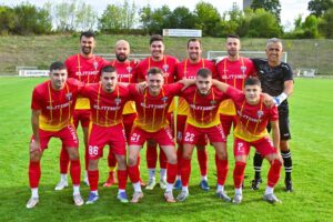 ФК Рилци (Добрич) гостува на ФК Аксаково в първия официален мач за 2026 г. ФК Рилци (Добрич) ще изиграе първия си официален мач за 2026-та година тази събота, 7 февруари. „Червено-жълтите“ гостуват на ФК Аксаково в отложен сблъсък от 15-ия кръг на Североизточната Трета лига. Началният час на срещата е 14:00. Двата тима са съседи в класирането и имат по 8 точки. Поради по-добрата си голова разлика обаче Рилци заемат по-предна позиция. През миналия сезон двата отбора си вкараха общо 11 гола в двубоите помежду си, като 7 от тях бяха отбелязани на стадион „Аксаково“. Напомняме, че по време на зимната си подготовка Рилци изигра само една контрола, която спечели категорично с 7:4 срещу втория тим на Бенковски (Исперих).