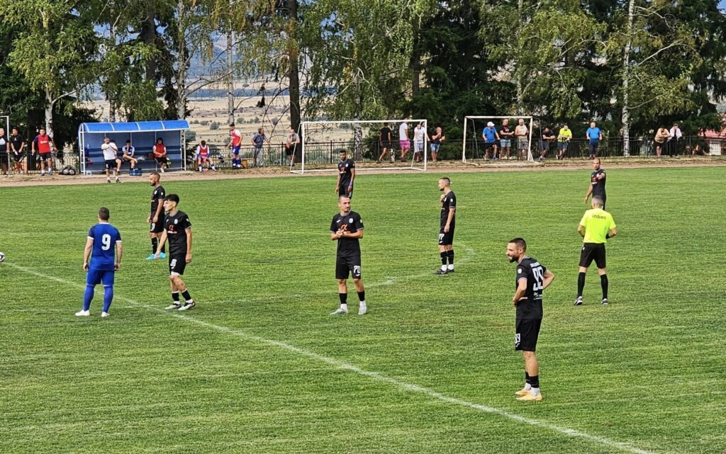 Германея (Сапарева баня) ще гостува на Септември (Симитли) в контрола, която ще се играе в събота (7 февруари) от 12:00 часа на Арена Симитли. Това ще бъде предпоследната проверка за тима, воден от старшията Асен Нешев, преди подновяването на сезона в Югозападната Трета лига. Последната е на 14 февруари, а сезонът се подновява седмица по-късно - на 21 февруари. ПРОГРАМА 24.01. Германея – Пирин Разлог 5:1 31.01. Германея – ФК Банско 1:2 7 февруари, Германея – Септември Симитли (от 14:00 часа в Симитли) 14 февруари, Германея – ФК Кюстендил