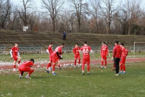 Отложиха мача между ОФК Хасково и Марица (Милево) Поради тежките метеорологични условия в последните дни двубоят между ОФК Хасково и Марица (Милево) от междуобластните квалификации за Купата на Аматьорската лига беше отложен. Срещата беше насрочена за събота, 7 февруари, от 14:00 часа и трябваше да се проведе на стадион "Хасково". Теренът обаче остава заснежен, а в следващите часове се очакват и обилни валежи от дъжд, които няма да подобрят състоянието му. Двата клуба се споразумяха срещата да се играе в сряда, 25 февруари; часът и мястото остават непроменени. За по-добра подготовка преди старта на шампионата старши треньорът Живко Желев планира двустранна игра с юношите на Арда (Кърджали) до 18 години, която ще се проведе утре на терена с изкуствена трева в Хасково.