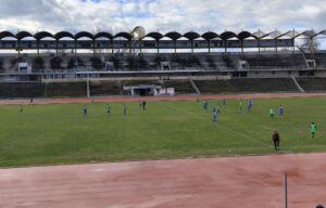 Левски (Карлово) загуби в последната си зимна контролна среща — 2:4 при гостуването на Спартак (Пловдив) Левски (Карлово) допусна поражение в последната си проверка от зимната подготовка, като отстъпи с 2:4 при визитата си на Спартак (Пловдив). Двубоят се проведе на стадион "Пловдив". Домакините водеха два пъти през първото полувреме, но Левски два пъти връщаше равновесието. Рангел Игнатов реализира за 1:1 от дузпа, а по-късно точен беше и Александър Георгиев. Второто полувреме започна с добра възможност за карловци да обърнат развоя на срещата, но те не се възползваха. Вместо това Спартак направи 3:2, а след опитите на гостите да търсят изравняване се появиха празни пространства, от които пловдивчани стигнаха до четвърто попадение. Старши треньорът на Левски, Господин Мирчев, включи в игра всички налични футболисти. След тази контрола Левски (Карлово) приключва приятелските си срещи със статистика: 2 победи, 1 равенство и 3 загуби. Първият официален двубой за отбора през 2026 г. е гостуване на Секирово (Раковски). Мачът от 20-ия кръг на Югоизточната Трета лига е в събота, 14 февруари, от 14:00 часа. Приятелските мачове на Левски (Карлово) от подготовката за пролетния дял на кампания 2025/26: 15 януари – Левски – Арда 0:3 17 януари – Локомотив (Пловдив) U18 – Левски 1:2 21 януари – Марица (Пловдив) – Левски – 4:2 24 януари – Левски – Розова долина – 3:1 31 януари – Марица (Милево) – Левски – 2:2 7 февруари – Спартак (Пловдив) – Левски - 4:2