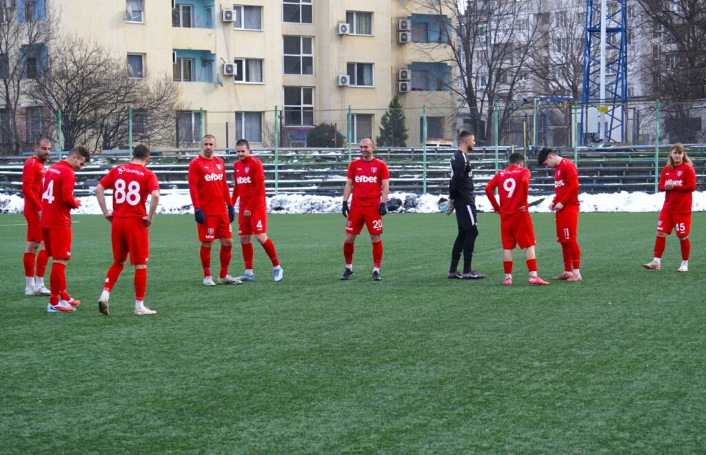 Струмска слава загуби с 0:6 от ЦСКА II в контрола на Панчарево Струмска слава (Радомир) претърпя тежка загуба с 0:6 от дублиращия отбор на ЦСКА (София) в контролна среща, играна на базата на "червените" в Панчарево. В първото полувреме домакините поведоха с 4:0. Иван Тасев откри резултата в 7-ата минута, а Радослав Живков удвои в 25-ата след удар с глава. Васил Каймаканов увеличи на 3:0 с хубав удар в 32-рата минута след асистенция на Алесандро Николов. Отново Радослав Живков направи резултата 4:0 след подаване на Марк-Емилио Папазов. Второто полувреме започна с нов гол за ЦСКА II — Иван Папазов направи резултата 5:0, а крайното 6:0 оформи Константин Йорданов след асистенция от Радостин Георгиев. Следващата контрола за Струмска слава е планирана за 10 февруари срещу Пирин (Разлог). ПРОГРАМА НА ПОДГОТОВКАТА 12 януари, Първа тренировка 17 януари, Вихрен – Струмска слава 1:1 23 януари, Струмска слава – Пирин (Благоевград) – ОТМЕНЕНА 31 януари, Струмска слава – Септември (Симитли) 5:0 4 февруари, Струмска слава – Левски II (София) 1:2 7 февруари, Струмска слава – ЦСКА II (София) 0:6 10 февруари, Струмска слава – Пирин (Разлог) 13 февруари, Струмска слава – Септември II (София)