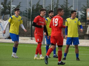 Марица (Милево) загуби контрола с 1:4 от Марица (Пловдив) Марица (Милево) загуби с 1:4 от Марица (Пловдив) в контролна среща, която се игра на изкуствен терен до Английската гимназия в Пловдив. Това бе последната проверка за тима, воден от старши треньора Иван Кочев, от зимната подготовка. Домакините започнаха по-силно и се отчетоха с греда още в първите секунди на двубоя, а Лебанов откри резултата в 35-ата минута. При резултат 1:0 за пловдивчани приключи първото полувреме. В началото на второто полувреме в рамките на 3-4 минути Марица (Пловдив) реализира две попадения, съответно чрез Харис (52) и Велиян Видолов (56). Пет минути преди края на двубоя Николай Хаджиев покачи на 4:0. Почетното попадение за Марица (Милево) бе дело на Константин Петров. Първият официален мач на тима от Милево е на 14 февруари (събота) от 14:00 часа - гостуване на ОФК Хасково. ПРОГРАМА 8 януари, Първа тренировка 17 януари, Марица (Милево) – Берое (Стара Загора) 1:3 21 януари, Марица (Милево) – Атлетик (Куклен) 3:3 24 януари, Марица (Милево) – Хасково (областна група) 9:0 31 януари, Марица (Милево) – Левски (Карлово) 2:2 7 февруари, Марица (Милево) – Марица (Пловдив) 1:4 Снимка: Фейсбук страница на Марица Пловдив