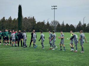 Нефтохимик загуби с 0:1 от "Загорец" в приятелска среща В приятелски мач Нефтохимик загуби с минималното 0:1 от "Загорец". Единственият гол падна още в началните минути, когато след центриране отляво топката рикошира в играч на домакините и влезе във вратата им. До края срещата беше динамична, като и двата тима създадоха още положения, но нови попадения не последваха.