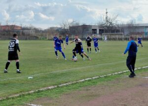 ФК Ямбол елиминира Розова долина след дузпи и се класира напред в Купата на Аматьорската лига ФК Ямбол се класира в следващия етап на турнира за Купата на Аматьорската лига, след като отстрани Розова долина (Казанлък) след изпълнение на дузпи. Двубоят от поток Стара Загора/Сливен/Бургас/Ямбол се игра на стадион "Миньор" в Раднево и завърши 1:1 в редовното време. При дузпите вратарят на ФК Ямбол Венцислав Янков спаси три удара и с крайното 3:4 тимът от Ямбол продължава напред. Още в 5-ата минута Янаки Панайотов изведе Ямбол напред след самостоятелен рейд и силен удар от извън наказателното поле. Вратарят на Розите докосна топката, но тя влетя във вратата. В 57-ата минута Руси Чернаков изравни след грешка в защитата на Ямбол и несредно изчистване на топката от наказателното поле. При дузпите и двата тима изпълниха по 4 удара; вратарят на Ямбол спаси три от тях, докато от страна на Ямбол само Николай Янков не успя да реализира. РОЗОВА ДОЛИНА - ФК ЯМБОЛ 3:4 след дузпи (1:1 в редовното време) При дузпите 1:0 Иво Иванов (Розова долина) 1:1 Георги Динков (ФК Ямбол) 2:1 Димитър Димитров 2:1 Николай Янков (Петър Райчев избива) 2:1 Недим Ангелов (Венцислав Янков избива) 2:2 Станислав Вълчев 2:2 Руси Чернаков (Венцислав Янков избива) 2:3 Благовест Величков 2:3 Ивайло Димитров (Венцислав Янков избива)