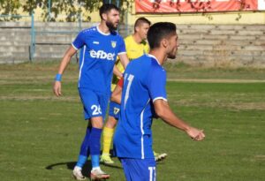 Агоп Кочиян пропусна контролата заради контузия Един от основните футболисти на Гигант (Съединение) — Агоп Кочиян — е с контузия и заради това не участва в последната контрола срещу Атлетик (Куклен), която тимът спечели с 4:1. Треньорският щаб се надява Кочиян да се възстанови възможно най-бързо, за да бъде на разположение за предстоящите мачове от Югоизточната Трета лига. В първия пролетен кръг, следващия уикенд, Гигант (Съединение) гостува на дублиращия отбор на Локомотив (Пловдив).