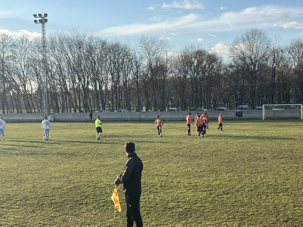 ФК Раковски разгроми Садово с 7:1 в контролен мач, който бе последен за домакините преди подновяването на сезона в Югоизточната Трета лига. През първата част инициативата бе предимно на страната на Раковски. Петър Атанасов вкара два гола, след което гостите намалиха след силен удар от дистанция за 2:1. Домакините ще продължиха да атакуват по крилата и Георги Балджийски направи 3:1. Като резерва Мартин Телбийски отбеляза за 4:1, а малко преди почивката новото попълнение Стефан Рабаджийски реализира впечатляващ гол след изпълнение на ъглов удар и двата отбора се оттеглиха при 5:1. Във втората част бяха извършени множество смени и старши треньорът Валери Домовчийски даде шанс на всички налични състезатели. В началото гостите упражниха натиск и имаха няколко положения, едно от които срещна гредата. След това Раковски отново пое контрол и след отлична комбинация между Балджийски и Рабаджийски резултатът бе покачен на 6:1. Последваха още възможности за домакините, а след прецизен пас на Любомир Романски Христо Ботевски остана сам срещу вратаря и бе безпогрешен, оформийки крайното 7:1. ПРОГРАМА 12 януари, Първа тренировка 17 януари, ФК Раковски – ФК Национал 2:3 24 януари, ФК Раковски – Марица Пловдив 1:1 31 януари, ФК Раковски – Локомотив II Пловдив 0:1 8 февруари, ФК Раковски – ФК Садово 7:1