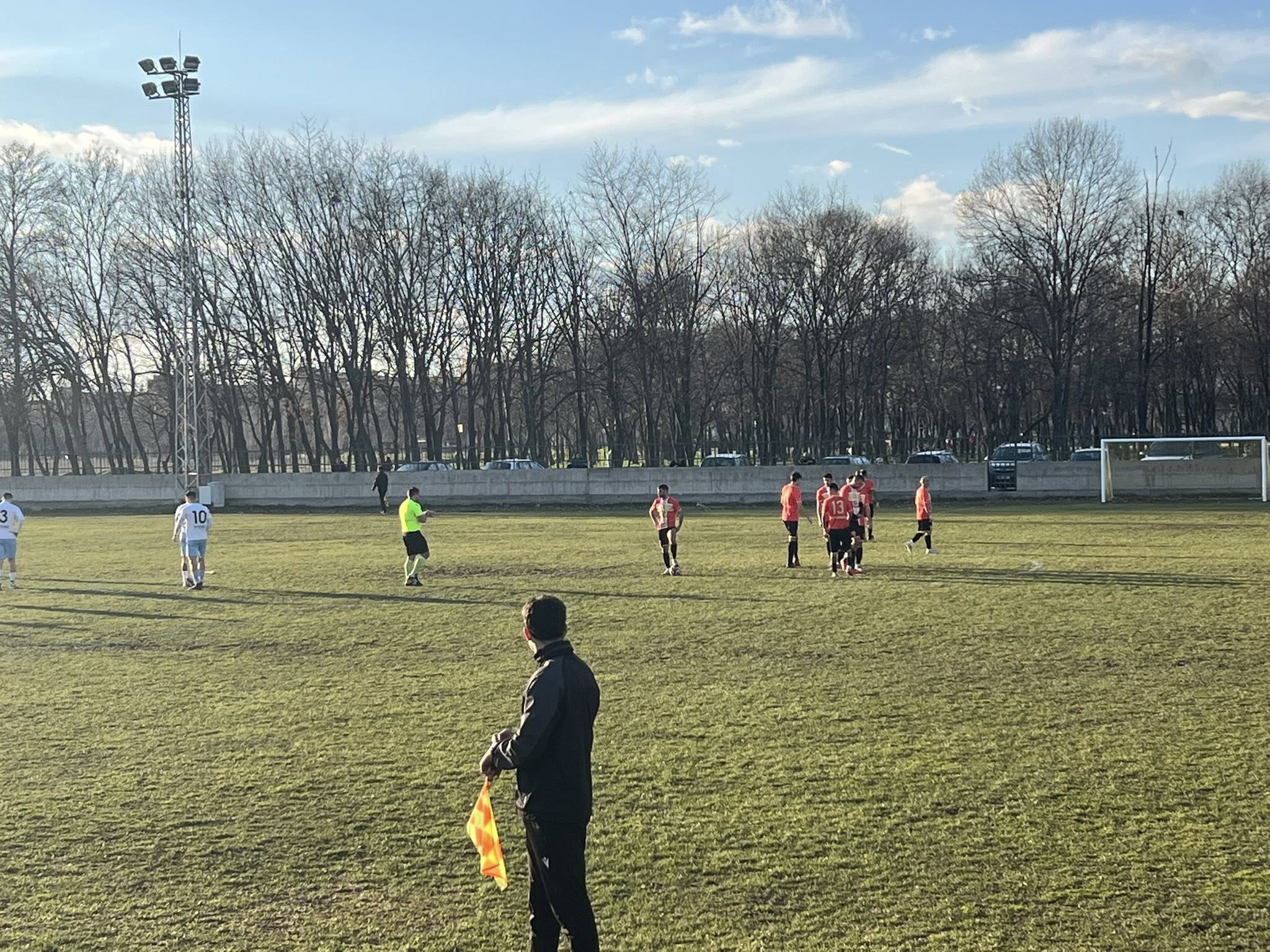 ФК Раковски разгроми Садово с 7:1 в контролен мач, който бе последен за домакините преди подновяването на сезона в Югоизточната Трета лига. През първата част инициативата бе предимно на страната на Раковски. Петър Атанасов вкара два гола, след което гостите намалиха след силен удар от дистанция за 2:1. Домакините ще продължиха да атакуват по крилата и Георги Балджийски направи 3:1. Като резерва Мартин Телбийски отбеляза за 4:1, а малко преди почивката новото попълнение Стефан Рабаджийски реализира впечатляващ гол след изпълнение на ъглов удар и двата отбора се оттеглиха при 5:1. Във втората част бяха извършени множество смени и старши треньорът Валери Домовчийски даде шанс на всички налични състезатели. В началото гостите упражниха натиск и имаха няколко положения, едно от които срещна гредата. След това Раковски отново пое контрол и след отлична комбинация между Балджийски и Рабаджийски резултатът бе покачен на 6:1. Последваха още възможности за домакините, а след прецизен пас на Любомир Романски Христо Ботевски остана сам срещу вратаря и бе безпогрешен, оформийки крайното 7:1. ПРОГРАМА 12 януари, Първа тренировка 17 януари, ФК Раковски – ФК Национал 2:3 24 януари, ФК Раковски – Марица Пловдив 1:1 31 януари, ФК Раковски – Локомотив II Пловдив 0:1 8 февруари, ФК Раковски – ФК Садово 7:1