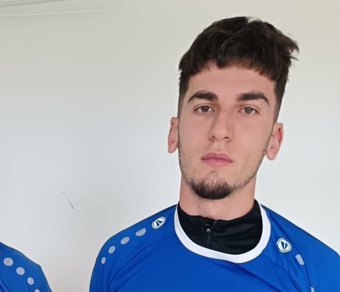 Гигант (Съединение) привлече Мартин Славов Гигант (Съединение) подсили състава си преди началото на сезона в Югоизточната Трета лига с олекотено попълнение. Новото попълнение е полузащитникът Мартин Славов, който вече е на разположение на старши треньора Васил Стефанов. Славов е ориентиран към офанзивните задачи в полузащитата и идва с опит от детско-юношеската школа на Пирин (Благоевград). През сезон 2024/2025 той играе за дублиращия тим, а от есента на 2025 г. е част от мъжкия отбор на Пирин (Разлог).