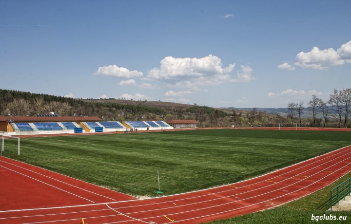 Рилски спортист ще играе приятелска среща в Долна баня Рилски спортист (Самоков) ще изиграе следващата си контролна среща от зимната подготовка на стадион "Левски" в град Долна баня. "Скиорите" ще се изправят срещу ФК Кюстендил утре, 11 февруари, от 14:00 часа. Двубоят е предпоследна контрола за отбора на Пламен Крумов, който до момента има две победи и два равенства в проверките преди подновяването на сезона в Югозападната Трета лига. Ръководството на Рилски спортист изказва благодарности към кмета и футболните деятели в Долна баня за проявеното гостоприемство. Пълна програма с контролите на Рилски спортист от зимната подготовка: 24 януари – Рилски – Национал (София) – 1:1 31 януари – ЦСКА III – Рилски – 1:3 4 февруари – Славия II – Рилски – 0:2 7 февруари – Хебър (Пазарджик) – Рилски – 0:0 11 февруари – Рилски – ФК Кюстендил, 14:00 часа, стадион "Левски", Долна баня 14 февруари – Рилски – Оборище (Панагюрище)