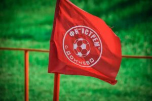 ФК Устрем (Дончево) привлече Александър Филипов ФК Устрем (Дончево) обяви третото си зимно попълнение — младият полузащитник Александър Филипов. Филипов е на 18 години и играе като вътрешен полузащитник. Той пристига от Рилци (Добрич), за които записа 9 мача през есенния дял от сезона в Североизточната Трета лига, в които отбеляза 1 гол. От клуба припомниха, че в началото на подготовката вече бяха привлечени вратарите Радослав Михайлов и Никола Терзиев. Любопитното е, че официалният дебют на Александър Филипов може да е още тази събота, 14-ти февруари, срещу бившия му тим.