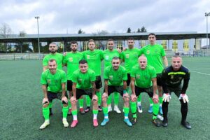 Димитър Димитров доволен от зимната подготовка на ФК Устрем (Дончево) Старши треньорът на ФК Устрем (Дончево) Димитър Димитров сподели впечатленията си от зимната подготовка на отбора и очакванията за пролетния полусезон в Североизточната Трета лига. "Доволен съм от подоготовката и видяното от играчите. Трите нови попълнения, двамата вратари и Александър Филипов, се включиха добре и смятам, че ще помогнат на тима през пролетта" Думите на наставника бяха публикувани на официалния сайт на клуба, изработен благодарение на инициативата Дигитален Спорт на Букмейкър Рейтинги. Отборът продължава с тренировки и в подготовката бяха включени новите попълнения, които според Димитров ще дадат сериозна подкрепа през остатъка от сезона. В събота, 14 февруари 2026 г., Устрем приема ФК Рилци (Добрич) в отложена среща от 17-ия кръг на шампионата. "Надявам се всички да са здрави и контузиите да не са ни оправдание за някои резултати" Мачът между Устрем (Дончево) и Рилци (Добрич) е насрочен за 14:00 часа.