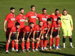 Атлетик (Куклен) срещу Нефтохимик в първия пролетен кръг Атлетик (Куклен) ще гостува на Нефтохимик в първия кръг от пролетния дял на сезона в Югоизточната Трета лига. Двубоят ще се играе на 14 февруари (събота) от 14:00 ч. През есента „баските“ загубиха домакинството си срещу „шейховете“ с 1:3. По време на зимната пауза тимът, воден от старши треньора Стефан Геров, изигра няколко проверки. В тях отборът записа две победи – една срещу юношите на Ботев (Пловдив) U18 и още една в блиц турнир срещу младите надежди на Локомотив (Пловдив), в който участва и Родопа (Смолян). Трансфери и завръщане През зимния трансферен прозорец отборът от Куклен бе активен на пазара и привлече няколко нови футболисти: Денис Гиведжов, Никола Гигов, Николай Дринов, Янко Гюзелев. Голямата новина за феновете е завръщането на голмайстора Макджералд Уоха, който през есенния полусезон игра за Асеновец (Асеновград). РЕЗУЛТАТИ ОТ КОНТРОЛИТЕ 8 януари: Първа тренировка 18 януари: Атлетик (Куклен) – Лесичово (Пазарджик) 1:2 21 януари: Атлетик (Куклен) – Марица (Милево) 3:3 24 януари: Атлетик (Куклен) – Ботев U18 (Пловдив) 1:0 31 януари: Атлетик (Куклен) – Родопа (Смолян) 1:1; Локомотив U18 (Пд) (турнир) 3:2 7 февруари: Атлетик (Куклен) – Гигант (Съединение) 1:4