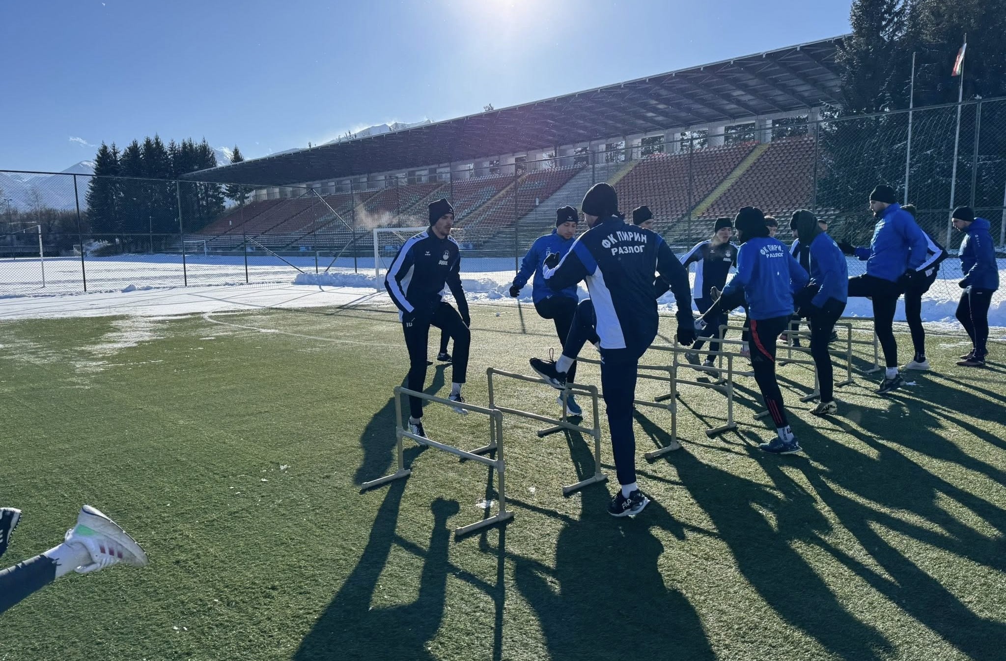 Пирин (Разлог) ще изиграе последната си контролна среща тази зима на собствен терен. Отборът на Христо Джоджов посреща съседите си от Банско тийм в петък, 13 февруари, от 13:30 часа. До момента съставът от Разлог записа три поражения и едно равенство в подготвителните срещи преди рестарта на сезона в Югозападната Трета лига. Приятелските мачове на Пирин от зимната подготовка: Пирин – Германея – 1:5 Пирин – Левски II – 0:0 Пирин – Пирин (Гоце Делчев) – 0:2 Пирин – Ботев (Ихтиман) – 0:1 Пирин – Струмска слава – ОТМЕНЕНА Пирин – Банско тийм, 13.02, 13:30 часа