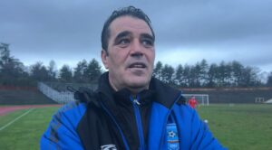 Наставникът на Левски (Карлово) Мирчев преди пролетния полусезон Старши треньорът на Левски (Карлово) Господин Мирчев даде обширно интервю, в което коментира подготовката през зимата, новите попълнения и целите на клуба преди старта на пролетния полусезон в Югоизточната Трета лига. Той обърна внимание и на първия мач през пролетта срещу Секирово (Раковски), който е тази събота от 14:00 часа в Раковски. Изиграхте доста контроли със силни противници. Доволни ли сте от това, което успяхте да направихте по време на подготовката за пролетния полусезон? Да, всичко беше хубаво. Целта ни беше да търсим стойностни противници, каквито бяха Арда Кърджали, пловдивските Спартак и Марица, например. Все пак искахме да има полза от контролите и да се натоварим максимално в тях. Тренирахме спрямо атмосферните условия все пак. Успяхме да стиковем нещата и спрямо заетостта на играчите, все пак са в аматьорския футбол и трябва да се съобразим с това. Смятам, че зимния период дори прекалихме със занимания във фитнеса. Но за сметка на това свършихме добра работа. Искам да отбележа, че отношението на момчетата беше прекрасно. Дори се натрупа някаква преумора, която забелязах в последната седмица, която трябва да изчистим. Вписаха ли се вече всички нови попълнения в състава? Те са познати имена на футболната общественост в Югоизточна България, най-вече в лицето на Свилен Щерев. Отношението им е прекрасно. Дойдоха със желание в отбора, което показаха в контролите и все пак трябва да се опознаят с останалите. Но ние си имахме изграден гръбнак в отбора от есента, а с качествата на новите момчета смятам, че ще се вдигне още и нивото, и конкуренцията вътре в тима. С оглед на тези думи, има ли вече цел Левски да задържи третото място в класирането? Тепърва започва втория полусезон. Очаквам навсякъде да има изненади спрямо терените и условията. На нас ръководството не ни е поставяло за цел да сме в тройката. Футболистите си играят за честта, за емблемата на Левски (Карлово), така че ще продължим в този аспект. Трябва обаче да имаме едно на ум, че отборите вече гледат с друго око на нас. В края на първия полусезон се забеляза, че някои отбори ни приемаха за един от отборите, които може и да играят на приливи и отливи понякога, но често показват много добри и стойностни игри. Все още градим отбора. Правим го в движение. Но смятам, че направихме един боеспособен отбор, с който останалите трябва да се съобразяват, както ние се съобразявахме с по-силните отбори. Момчетата показаха, че имат качества и заслужено сме трети в класирането. Има отбори, които предявяват амбиции за третото място, но никой не е питал Левски (Карлово). Поглед и към първия съперник от пролетния полусезон. Какво очаквате от гостуването на Секирово (Раковски)? Има ли жажда за един частичен реванш, без да искам да сравнявам двата клуба от Раковски, но от другия загубихте през есента и то незаслужено? Очакваме битка. Онзи мач вече е отдавна в историята. Има ги тези неща във футбола. Ще ги има и през втория полусезон. Сигурен съм, че не може късметът да е на наша страна през цялото време. В двубоя с Раковски ставаше дума точно за това на фона на ситуациите, които създадохме. В други мачове нямахме толкова много положения, но спечелихме. Такъв е футболът, затова е интересен. Можем ли да очакваме да доминирате в играта срещу един от най-силните домакини в шампионата или ще им отстъпите инициативата и ще чакате своите шансове? Доколкото познавам себе си и характера на момчетата, няма как да говорим за отстъпване. Тази дума не се коментирала. Отиваме, искаме да срещнем един добър и боеспособен домакин, на който да отвърнем двойно на това, което предложи. Отиваме на битка, на която не можем да се притесняваме. Единственото, което мен ме притеснява, може да е само теренът и метеорологичните условия. Ние си отиваме със самочувствие след една много добра подготовка, в която всички положиха много труд. Отиваме да спечелим на всяка цена. Очаквам и същото от другата страна. Секирово взе нови футболисти и с този треньор промениха доста неща. Така че ще стане много интересен мач. Особено като добавим фактора фенове на домакините, които са сред най-активните в подкрепата си. Това може само да ни амбицира повече. Мачът Левски (Карлово) – Секирово (Раковски) е в събота от 14:00 ч. в Раковски.