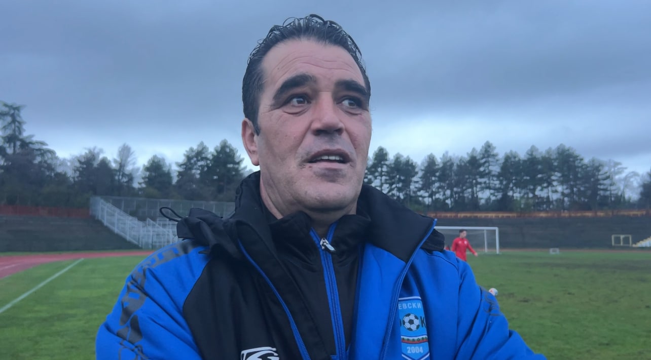 Наставникът на Левски (Карлово) Мирчев преди пролетния полусезон Старши треньорът на Левски (Карлово) Господин Мирчев даде обширно интервю, в което коментира подготовката през зимата, новите попълнения и целите на клуба преди старта на пролетния полусезон в Югоизточната Трета лига. Той обърна внимание и на първия мач през пролетта срещу Секирово (Раковски), който е тази събота от 14:00 часа в Раковски. Изиграхте доста контроли със силни противници. Доволни ли сте от това, което успяхте да направихте по време на подготовката за пролетния полусезон? Да, всичко беше хубаво. Целта ни беше да търсим стойностни противници, каквито бяха Арда Кърджали, пловдивските Спартак и Марица, например. Все пак искахме да има полза от контролите и да се натоварим максимално в тях. Тренирахме спрямо атмосферните условия все пак. Успяхме да стиковем нещата и спрямо заетостта на играчите, все пак са в аматьорския футбол и трябва да се съобразим с това. Смятам, че зимния период дори прекалихме със занимания във фитнеса. Но за сметка на това свършихме добра работа. Искам да отбележа, че отношението на момчетата беше прекрасно. Дори се натрупа някаква преумора, която забелязах в последната седмица, която трябва да изчистим. Вписаха ли се вече всички нови попълнения в състава? Те са познати имена на футболната общественост в Югоизточна България, най-вече в лицето на Свилен Щерев. Отношението им е прекрасно. Дойдоха със желание в отбора, което показаха в контролите и все пак трябва да се опознаят с останалите. Но ние си имахме изграден гръбнак в отбора от есента, а с качествата на новите момчета смятам, че ще се вдигне още и нивото, и конкуренцията вътре в тима. С оглед на тези думи, има ли вече цел Левски да задържи третото място в класирането? Тепърва започва втория полусезон. Очаквам навсякъде да има изненади спрямо терените и условията. На нас ръководството не ни е поставяло за цел да сме в тройката. Футболистите си играят за честта, за емблемата на Левски (Карлово), така че ще продължим в този аспект. Трябва обаче да имаме едно на ум, че отборите вече гледат с друго око на нас. В края на първия полусезон се забеляза, че някои отбори ни приемаха за един от отборите, които може и да играят на приливи и отливи понякога, но често показват много добри и стойностни игри. Все още градим отбора. Правим го в движение. Но смятам, че направихме един боеспособен отбор, с който останалите трябва да се съобразяват, както ние се съобразявахме с по-силните отбори. Момчетата показаха, че имат качества и заслужено сме трети в класирането. Има отбори, които предявяват амбиции за третото място, но никой не е питал Левски (Карлово). Поглед и към първия съперник от пролетния полусезон. Какво очаквате от гостуването на Секирово (Раковски)? Има ли жажда за един частичен реванш, без да искам да сравнявам двата клуба от Раковски, но от другия загубихте през есента и то незаслужено? Очакваме битка. Онзи мач вече е отдавна в историята. Има ги тези неща във футбола. Ще ги има и през втория полусезон. Сигурен съм, че не може късметът да е на наша страна през цялото време. В двубоя с Раковски ставаше дума точно за това на фона на ситуациите, които създадохме. В други мачове нямахме толкова много положения, но спечелихме. Такъв е футболът, затова е интересен. Можем ли да очакваме да доминирате в играта срещу един от най-силните домакини в шампионата или ще им отстъпите инициативата и ще чакате своите шансове? Доколкото познавам себе си и характера на момчетата, няма как да говорим за отстъпване. Тази дума не се коментирала. Отиваме, искаме да срещнем един добър и боеспособен домакин, на който да отвърнем двойно на това, което предложи. Отиваме на битка, на която не можем да се притесняваме. Единственото, което мен ме притеснява, може да е само теренът и метеорологичните условия. Ние си отиваме със самочувствие след една много добра подготовка, в която всички положиха много труд. Отиваме да спечелим на всяка цена. Очаквам и същото от другата страна. Секирово взе нови футболисти и с този треньор промениха доста неща. Така че ще стане много интересен мач. Особено като добавим фактора фенове на домакините, които са сред най-активните в подкрепата си. Това може само да ни амбицира повече. Мачът Левски (Карлово) – Секирово (Раковски) е в събота от 14:00 ч. в Раковски.