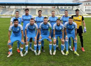 Созопол подновява сезона с гостуване на ФК Ямбол Созопол подновява участието си в Югоизточната Трета лига с гостуване на ФК Ямбол. Двубоят от първия пролетен кръг е в събота, 14 февруари, от 14:00 часа на Градския стадион в Ямбол. През есента Созопол победи у дома Ямбол с 3:1. В края на есенния дял от полусезона „небесносините“ бяха отборът с най-добри показатели в последните 7 мача — 5 победи, 1 равенство и само 1 поражение. По време на зимната подготовка Созопол изигра четири контроли, в които записа три победи и една загуба. Отборът вече стартира и официалните си мачове, след като отстрани Загорец (Нова Загора) в среща от турнира за Купата на Аматьорската лига преди няколко дни. РЕЗУЛТАТИ ОТ КОНТРОЛИТЕ 5 януари, Първа тренировка 10 януари – ФК Българово 6:1 17 януари – Черноморец (Бургас) 0:5 24 януари – Нефтохимик (Бургас) 1:0 31 януари – Димитровград 2:1