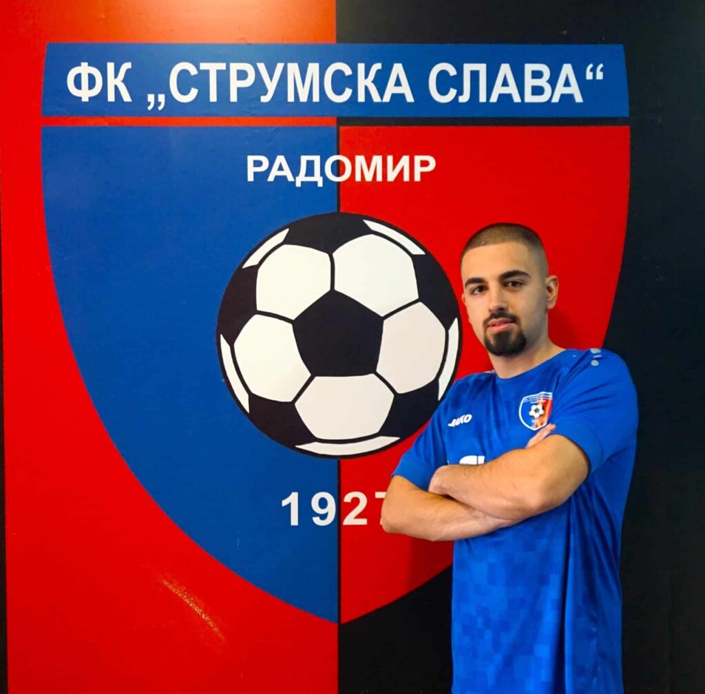 Струмска слава привлече Стивън Манолов 20-годишният вътрешен полузащитник Стивън Манолов е новото попълнение в Струмска слава. През есенния полусезон той бе част от втория отбор на Славия, а от началото на зимната подготовка тренира с „Славата“ и до момента е взел участие във всички контролни срещи. Манолов започва футболната си кариера в школата на Миньор (Перник), след което преминава през академиите на Славия, ЦСКА София и Септември София. Дебютира в мъжкия футбол за Миньор, с който става шампион на Трета лига през сезон 2023/2024. След това играе в Трета лига за Гранит (Владая) и във втория отбор на Славия. „Позитивно настроен съм и идвам с желанието да помогна на отбора с каквото мога. Виждам много добра организация в клуба и съм оптимист, че ще направим хубави неща през пролетния полусезон. Нека привържениците идват на стадиона, за да ни подкрепят. Доброто предстои!“, каза новото попълнение на "Славата". Добре дошъл в Струмска слава, Стиви!