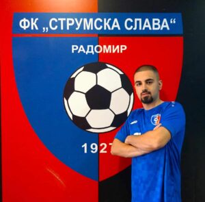 Струмска слава привлече Стивън Манолов 20-годишният вътрешен полузащитник Стивън Манолов е новото попълнение в Струмска слава. През есенния полусезон той бе част от втория отбор на Славия, а от началото на зимната подготовка тренира с „Славата“ и до момента е взел участие във всички контролни срещи. Манолов започва футболната си кариера в школата на Миньор (Перник), след което преминава през академиите на Славия, ЦСКА София и Септември София. Дебютира в мъжкия футбол за Миньор, с който става шампион на Трета лига през сезон 2023/2024. След това играе в Трета лига за Гранит (Владая) и във втория отбор на Славия. „Позитивно настроен съм и идвам с желанието да помогна на отбора с каквото мога. Виждам много добра организация в клуба и съм оптимист, че ще направим хубави неща през пролетния полусезон. Нека привържениците идват на стадиона, за да ни подкрепят. Доброто предстои!“, каза новото попълнение на "Славата". Добре дошъл в Струмска слава, Стиви!