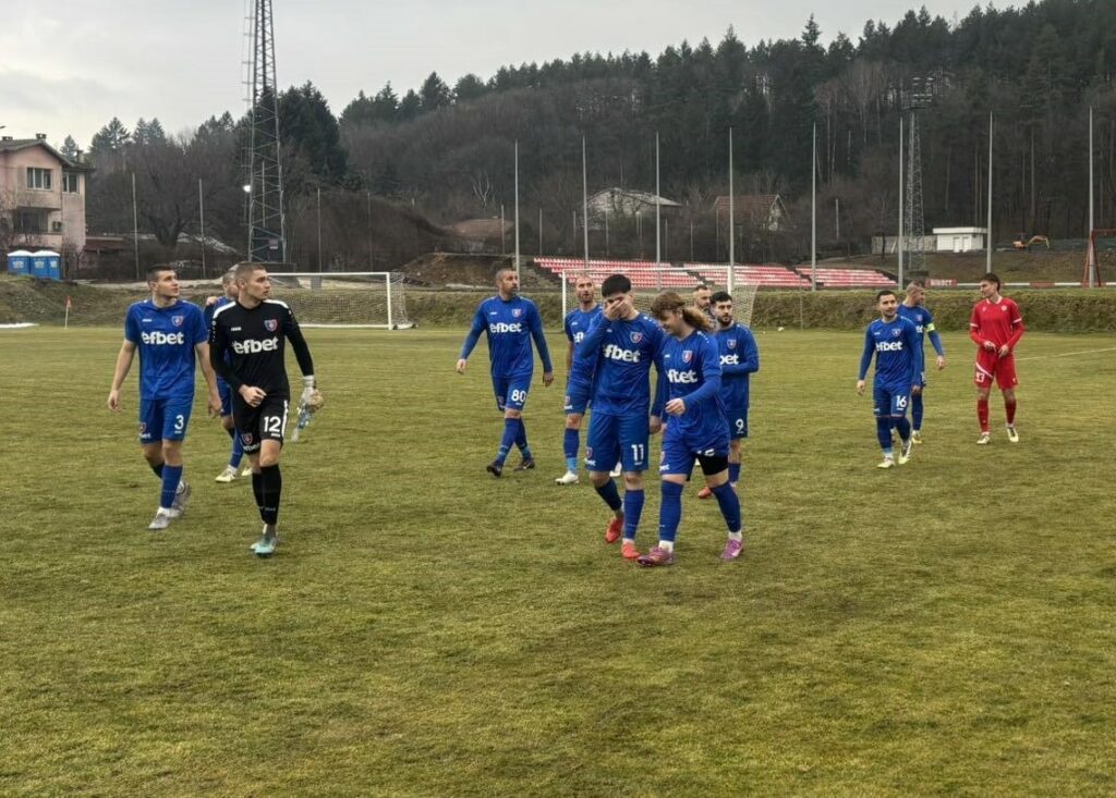 Струмска слава победи Септември II с 1:0 в последната контрола Струмска слава (Радомир) надви дублиращия отбор на Септември (София) с 1:0. Двубоят се проведе на изкуствения терен на 57-мо училище и фактически бе последна контролна среща за радомирци преди началото на сезона. Любомир Тодоров реализира единственото попадение, а отлични възможности имаха още Кристиян Слишков, Дейвид Джоров и Деян Христов. С това Струмска слава завърши подготовката с общо 5 изиграни проверки — 2 победи, 1 равенство и 2 загуби. Още два приятелски мача бяха отменени заради лоши метеорологични условия. Първият мач от първенството в Югозападната Трета лига е в събота (21.02) - гостуване на Балкан (Ботевград). РЕЗУЛТАТИ ОТ ПОДГОТОВКАТА 12 януари, Първа тренировка 17 януари, Вихрен – Струмска слава 1:1 23 януари, Струмска слава – Пирин (Благоевград) – ОТМЕНЕНА 31 януари, Струмска слава – Септември (Симитли) 5:0 4 февруари, Струмска слава – Левски II (София) 1:2 7 февруари, Струмска слава – ЦСКА II (София) 0:6 10 февруари, Струмска слава – Пирин (Разлог) – ОТМЕНЕНА 13 февруари, Струмска слава – Септември II (София) 1:0