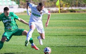 Ботев (Ихтиман) победи Сливнишки герой с 2:0 в контролна среща Ботев (Ихтиман) разгроми Сливнишки герой с 2:0 в контролен мач, игран на Национална спортна база "Бояна". Това бе последната проверка за тима преди подновяването на сезона в Югозападната Трета лига. И двата гола за Ботев реализира Борислав Балджийски. Той откри резултата в 20-ата минута, с този резултат приключи и първото полувреме. В началото на втората част Христо Панчев от Сливнишки герой пропусна дузпа. В 60-ата минута Балджийски реализира втория гол и оформи крайното 2:0. Сезонът в Югозападната Трета лига се подновява на 21 февруари, като в първия кръг тимът е гост на ФК Кюстендил. ПРОГРАМА, ЗИМНА ПОДГОТОВКА 10.01. Първа тренировка 17.01., Ботев (Ихтиман) – Хебър 0:3 24.01., Спортист (Своге) – Ботев (Ихтиман) 5:3 28.01., Ботев (Ихтиман) – Национал (София) 3:3 01.02., Ботев (Ихтиман) – Септември (София) 1:1 07.02., Ботев (Ихтиман) – Пирин (Разлог) 1:0 14.02., Ботев (Ихтиман) – Сливнишки герой 2:0