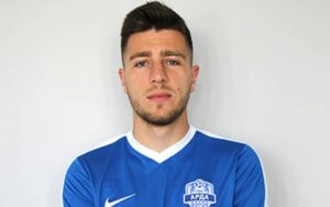 Асеновец привлече Ерай Карадайъ Асеновец с удоволствие съобщава, че привлече Ерай Карадайъ. Роден на 19 май 1995 година, той е юноша на Левски и по време на престоя на Илиан Илиев начело на първия тим е тренирал с представителния отбор на „сините“. Кариерният му път минава през редица отбори, където трупа опит в професионалния футбол: Нефтохимик, Арда, Несебър, Оборище (Панагюрище), Локомотив (Горна Оряховица), Ботев (Гълъбово), Добруджа, Спартак (Пловдив), Левски (Крумовград), Левски (Карлово) и Секирово. Добре дошъл, Ерай. Пожелаваме ти много здраве и успешни моменти с екипа на Асеновец.