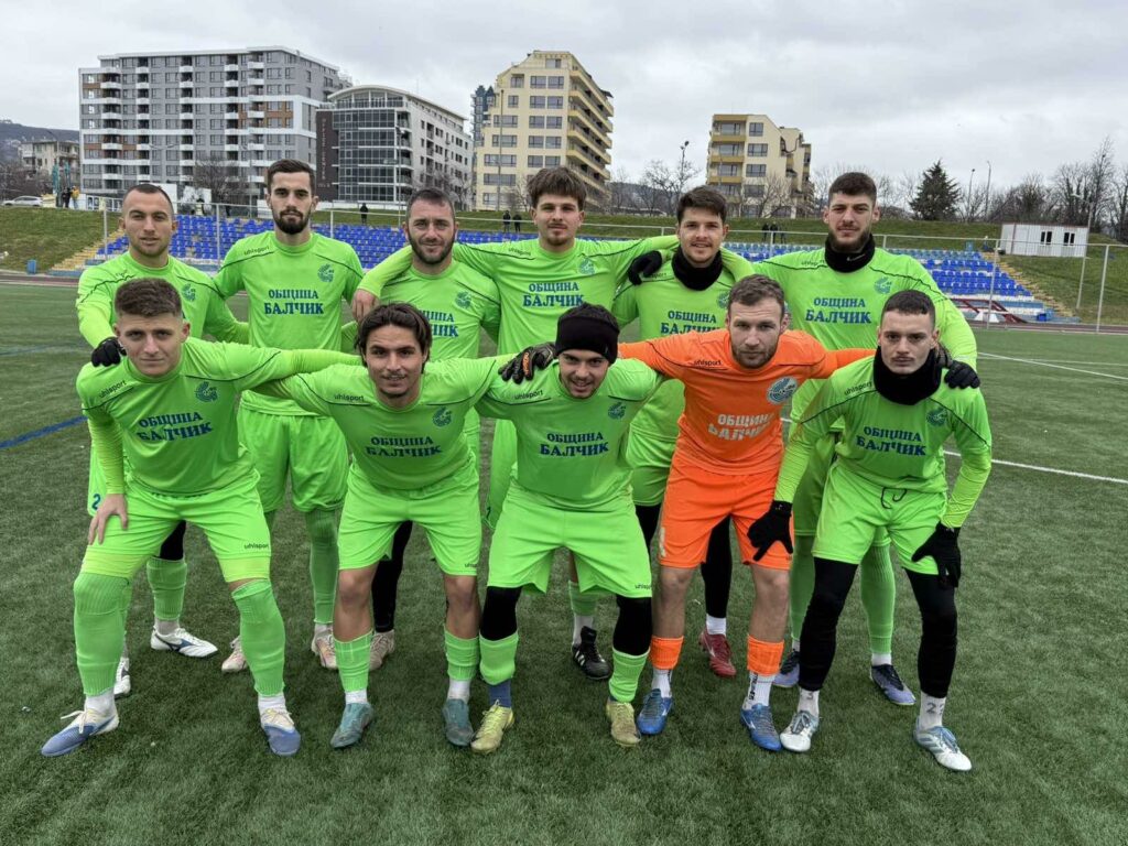 Черноморец (Балчик) победи Бенковски (Исперих) с 3:2 и е на финал в Купата на Аматьорската лига — Североизток Черноморец (Балчик) се наложи като гост над Бенковски (Исперих) с 3:2 в полуфинален мач за Купата на Аматьорската лига в Североизточна България и се класира за финала на надпреварата. В 16-ата минута Кристо Яначков изведе балчиклии напред в резултата, отбелязвайки дебютния си гол в официална среща за отбора. Преднината на гостите се задържа само осем минути, когато Светослав Николов изравни с точно изпълнение от пряк свободен удар. В началото на второто полувреме Черноморец отново поведе. Авторът на първото попадение получи дълъг диагонален пас и след това намери непокрития в наказателното поле Стефан Митев, който не сбърка. В 63-ата минута домакините получиха право да изпълнят дузпа — зад топката застана Марин Петков и отново възстанови равенството. Все пак, в 82-рата минута Черноморец организира отлична контраатака, завършила с втори гол на Стефан Митев, който оформи крайното 3:2 и прати отбора на финала. В решаващия мач Черноморец (Балчик) ще се изправи срещу Септември (Тервел).